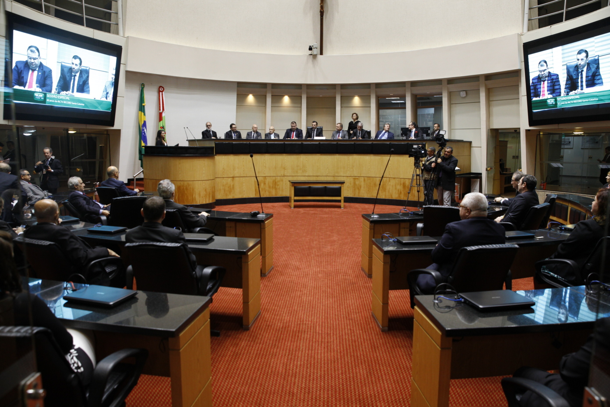 RICTV Record recebe homenagem da Alesc por 30 anos de atuação