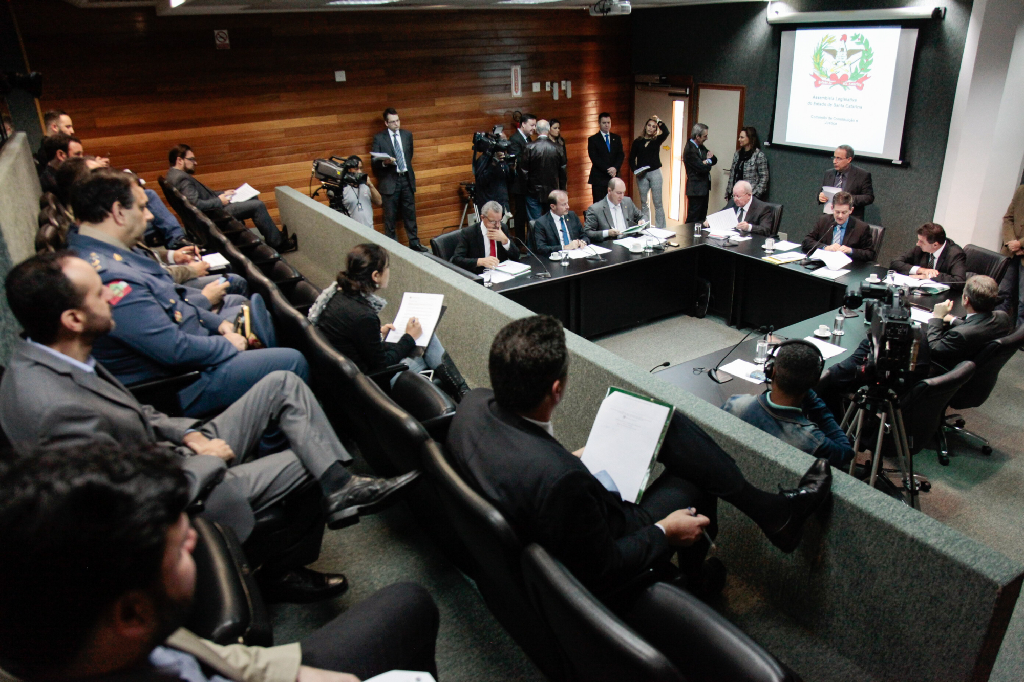 CCJ aprova PEC que reserva orçamento para emendas parlamentares