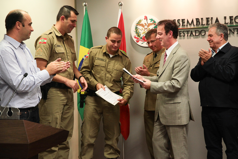 Homenagem aos Policiais Militares.