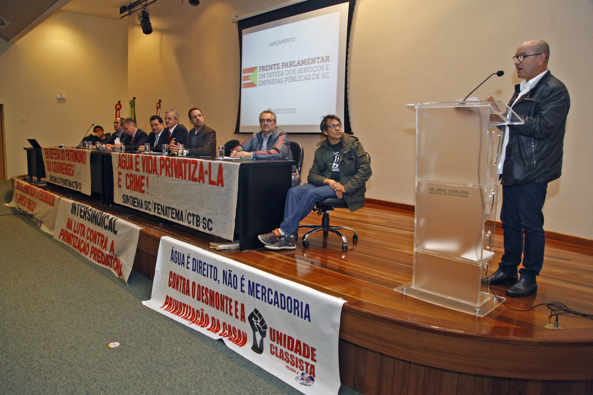 José Oliveira Mafra, presidente do Sintaema, discursa no lançamento da Frente
