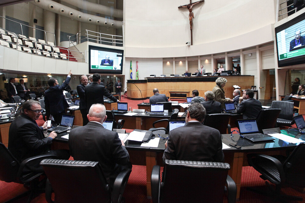 Deputados divergem sobre orçamento impositivo e agências regionais
