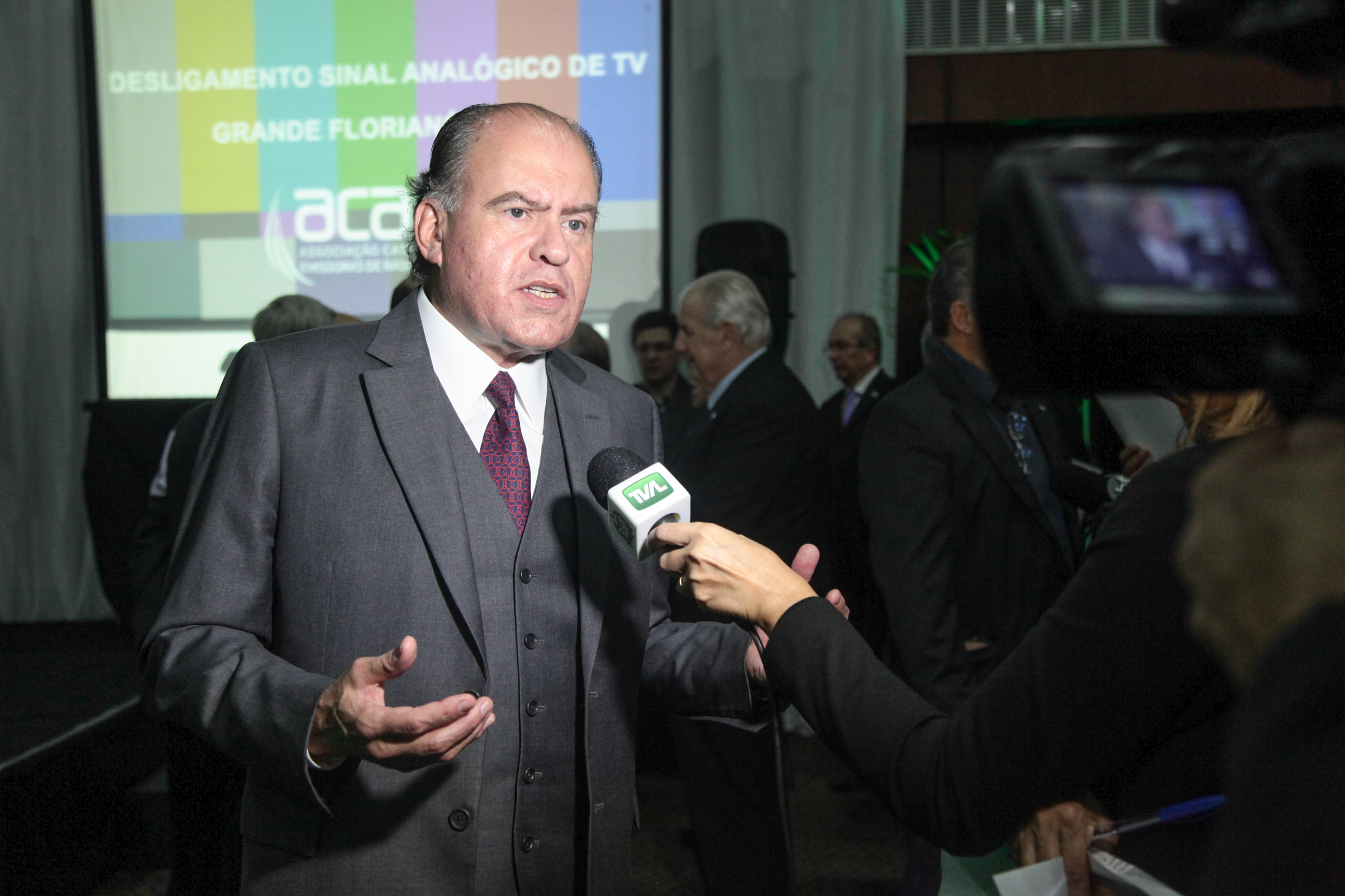 Paulo Tonet Camargo. Sinal analógico em Florianópolis.