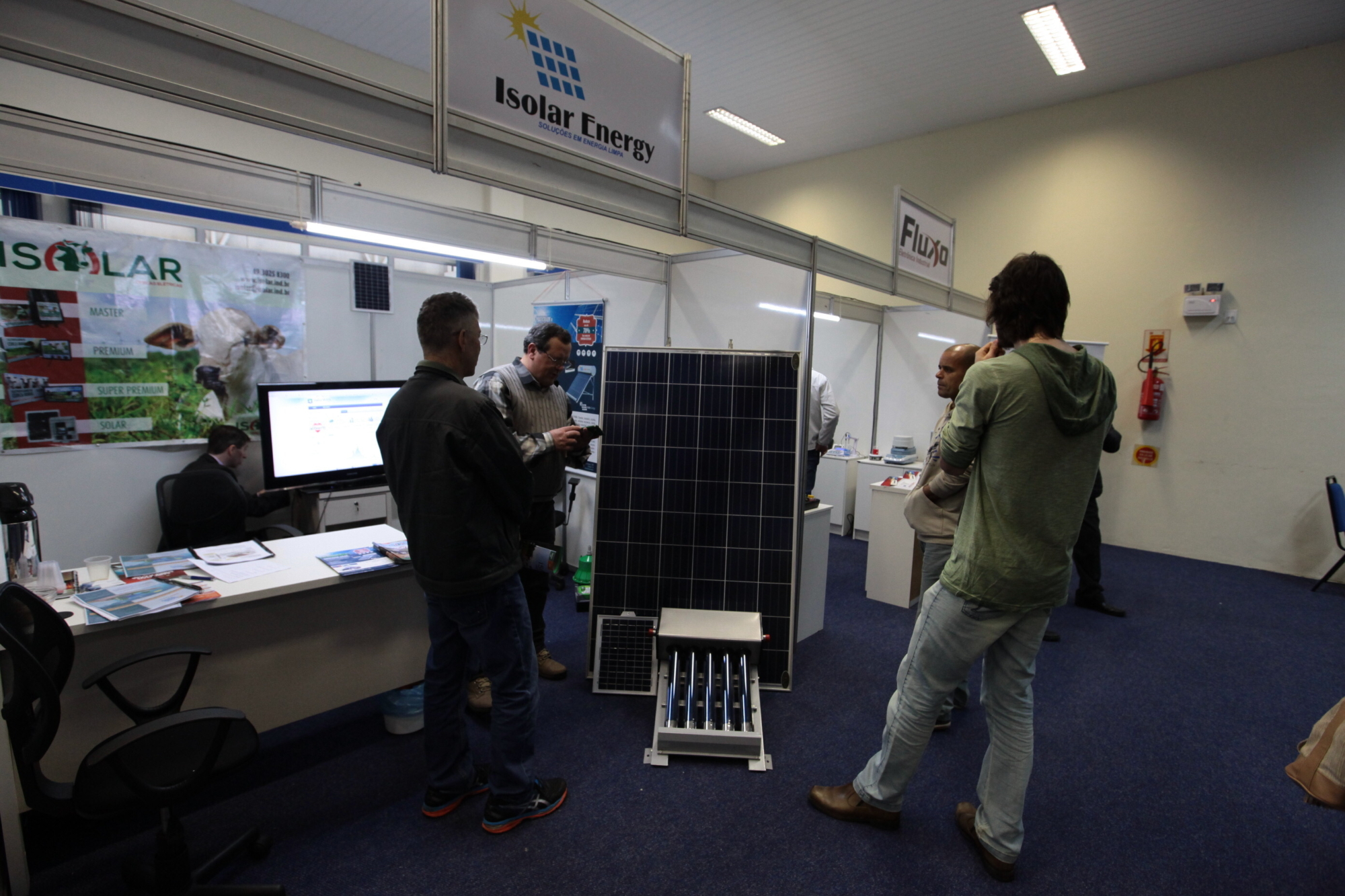 Placas solares são opção para economizar com a conta de energia.