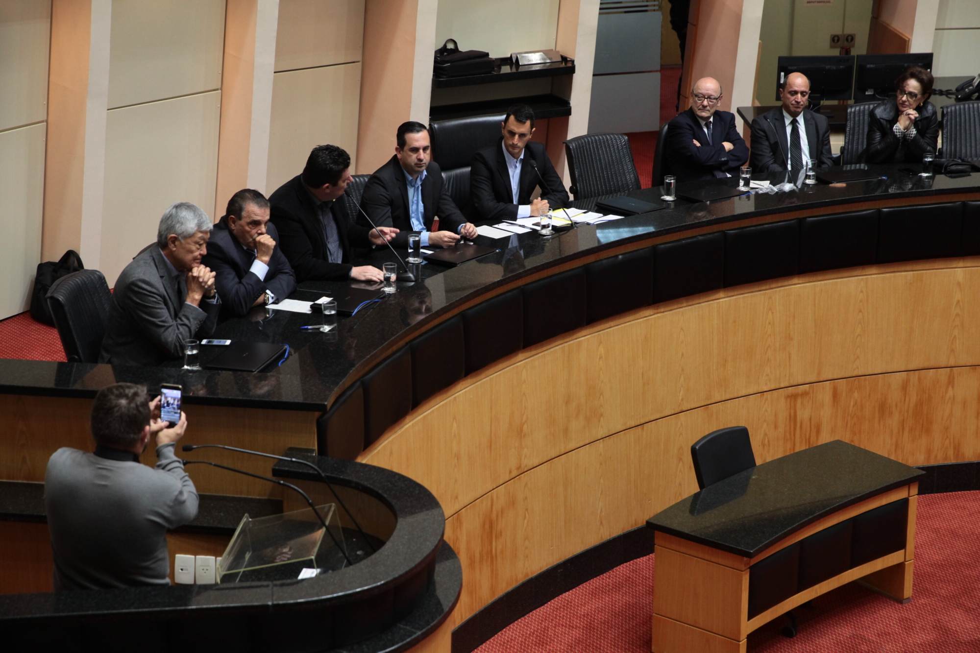 Deputados João Amin e Dirce Heiderscheidt na mesa que comandou a audiência