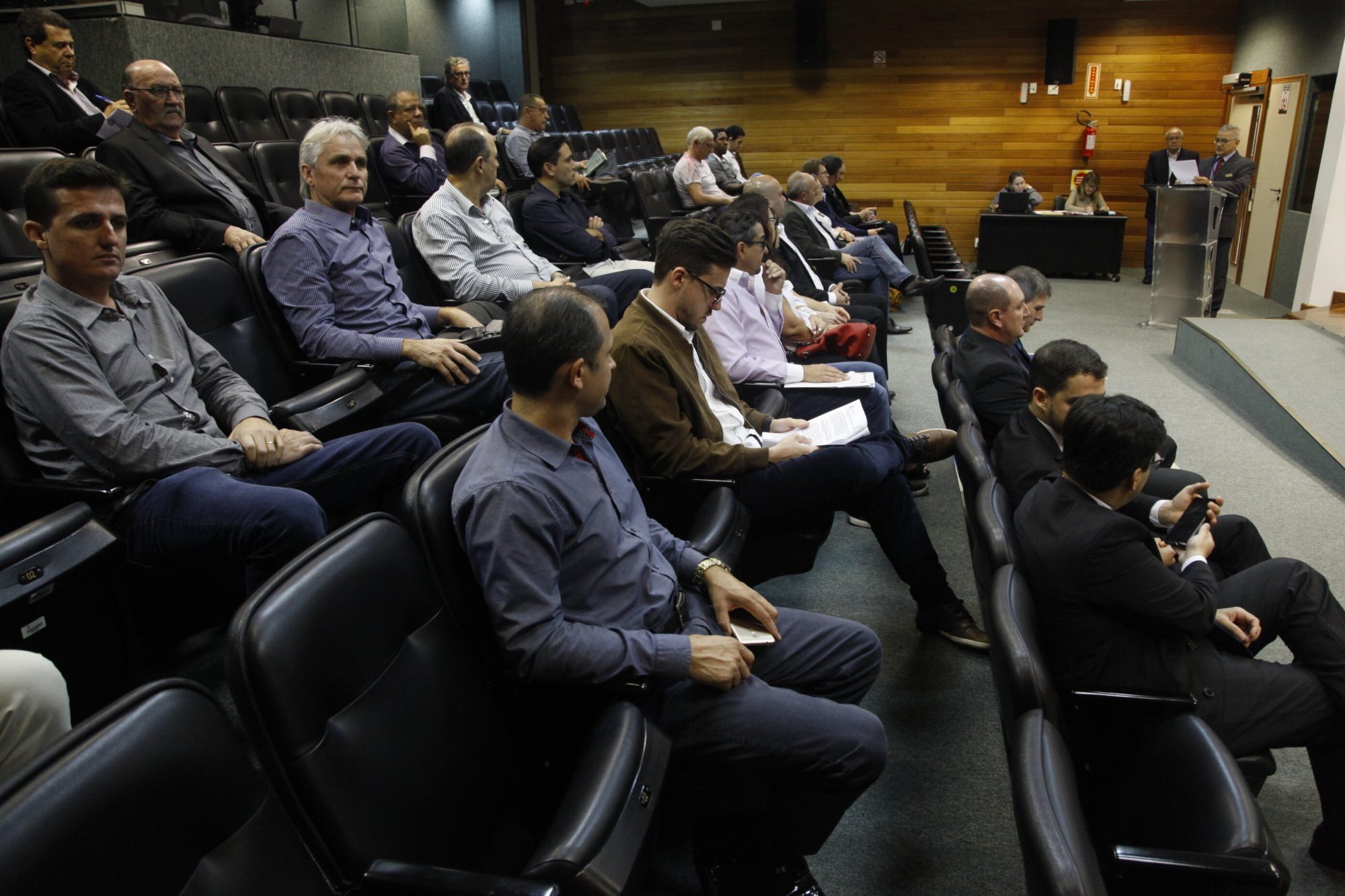 Prefeitos, vereadores e dirigentes de entidades empresariais debateram o tema