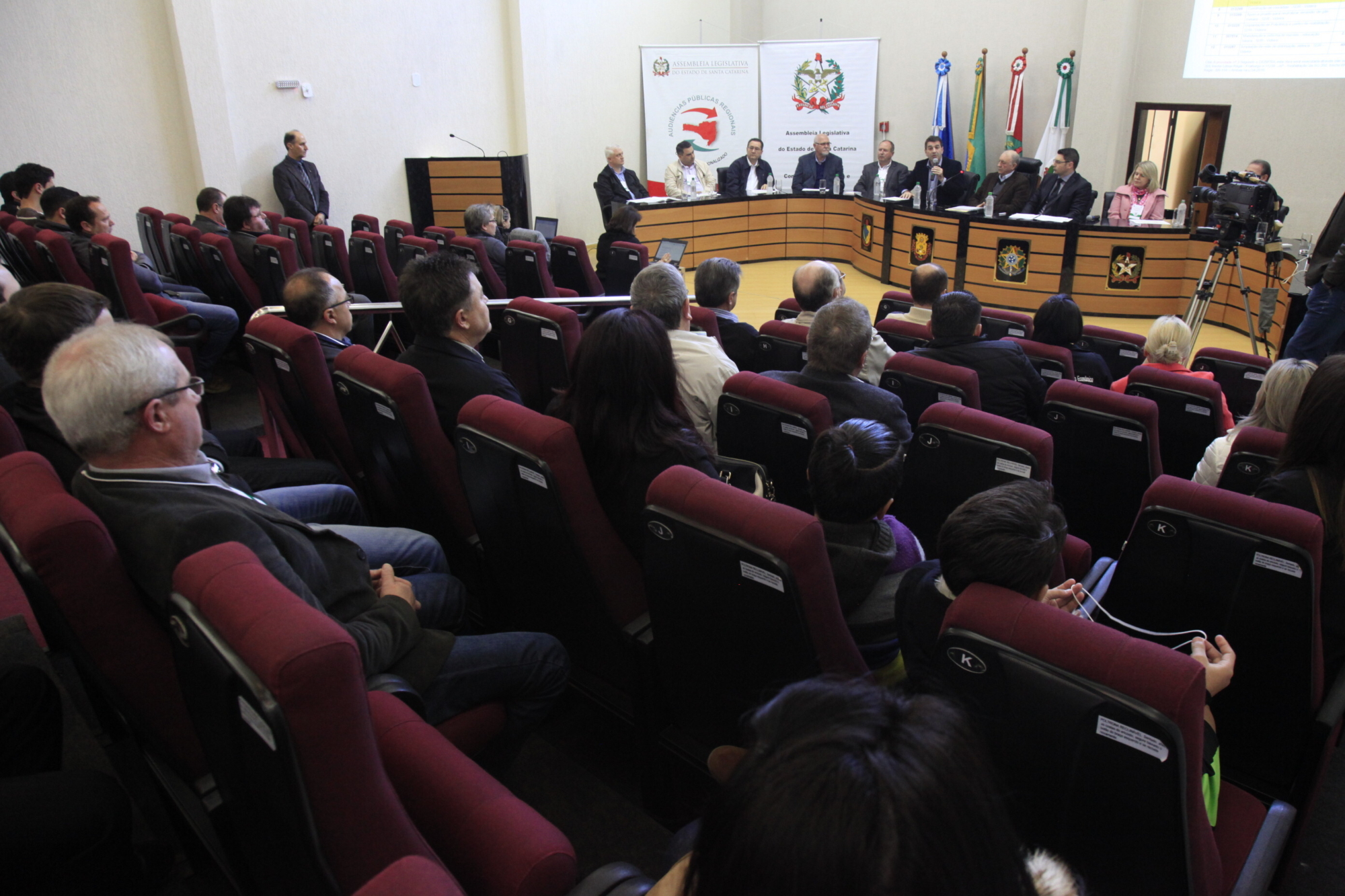 Parlamento debate nesta quarta futuro do orçamento regionalizado