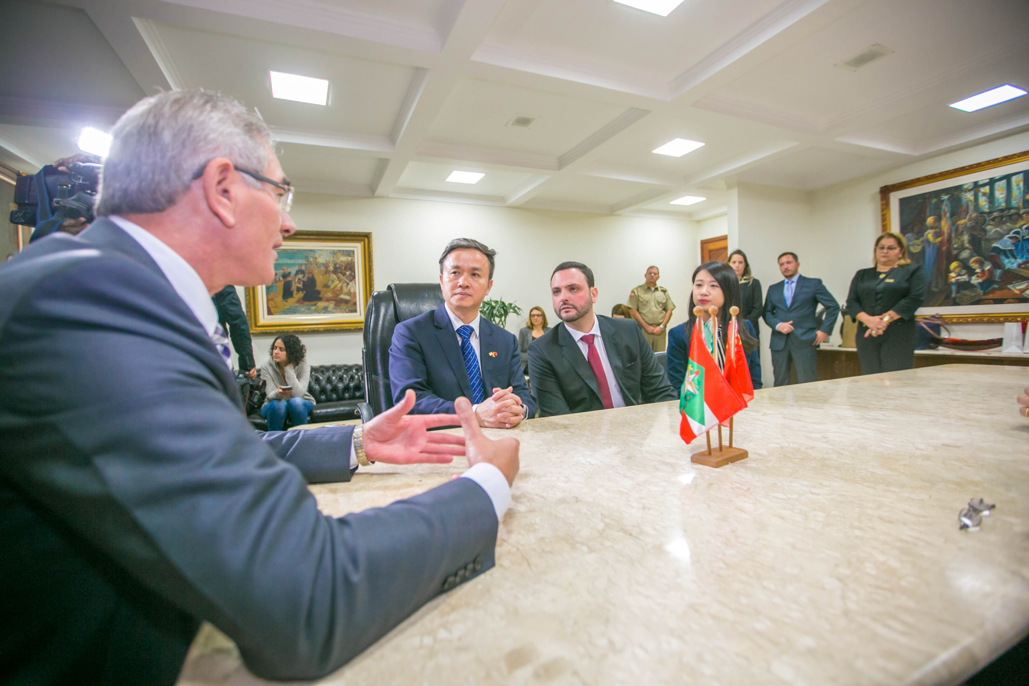 Parlamento recebe comitiva chinesa