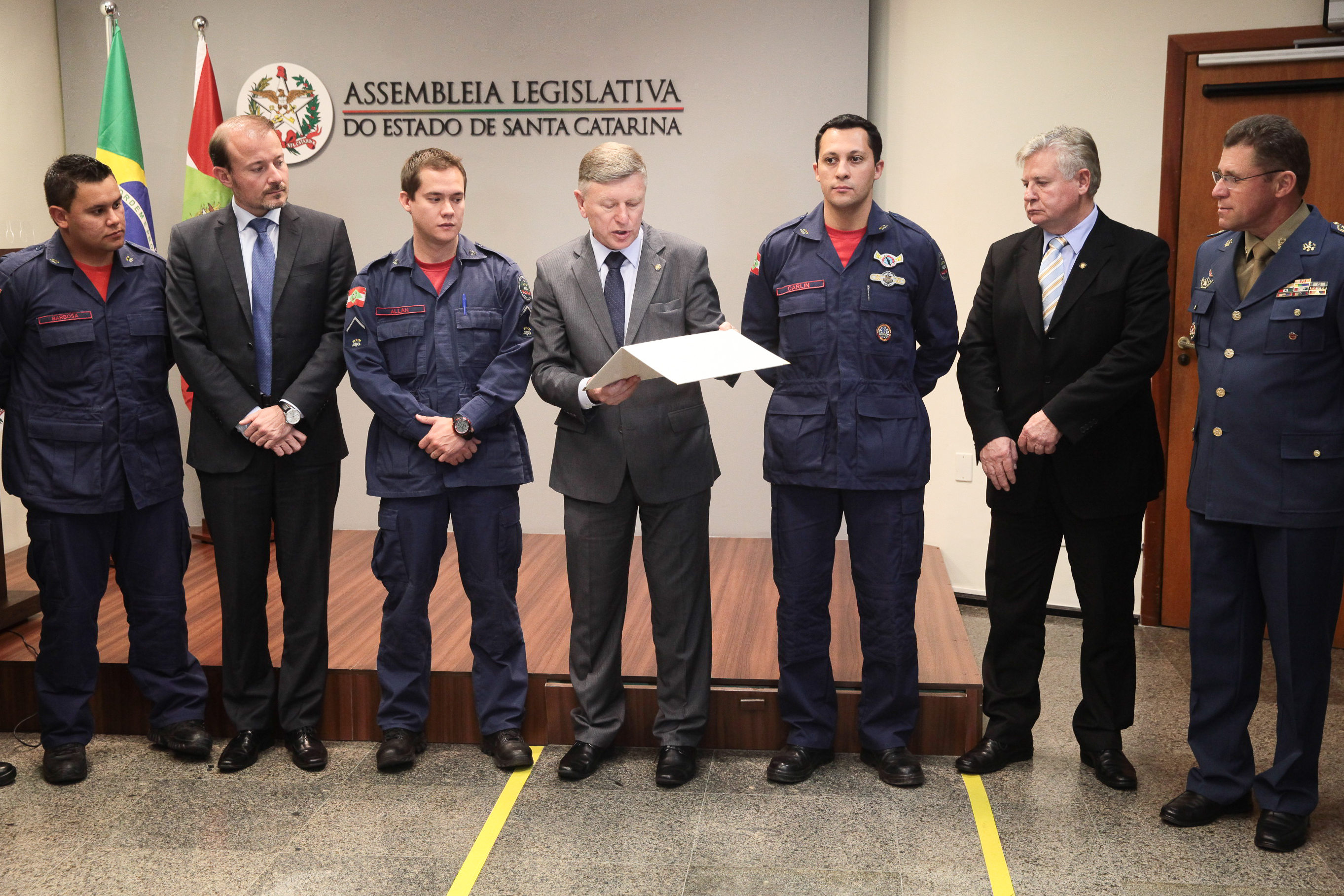 Bombeiros militares recebem moção de aplausos por realizar parto durante enchente em Rio do Sul.