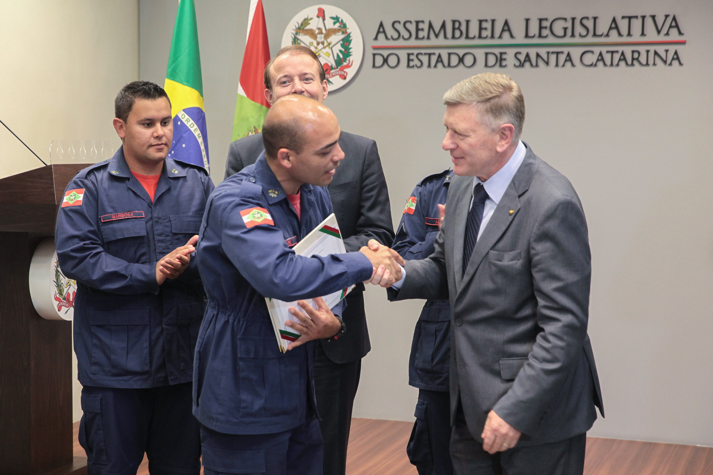 Bombeiros militares recebem moção de aplausos por realizar parto durante enchente em Rio do Sul.
