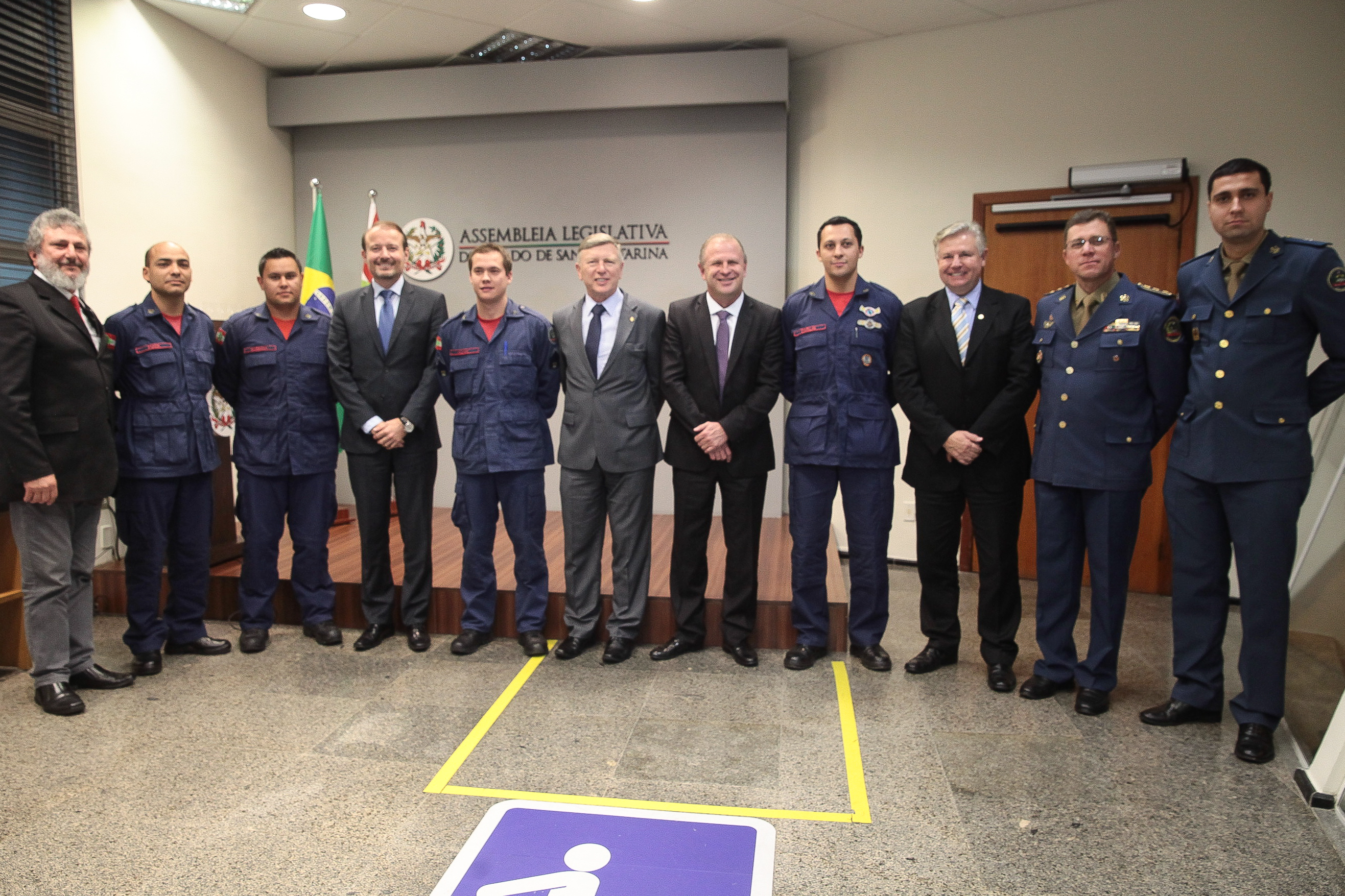 Bombeiros militares recebem moção de aplausos.