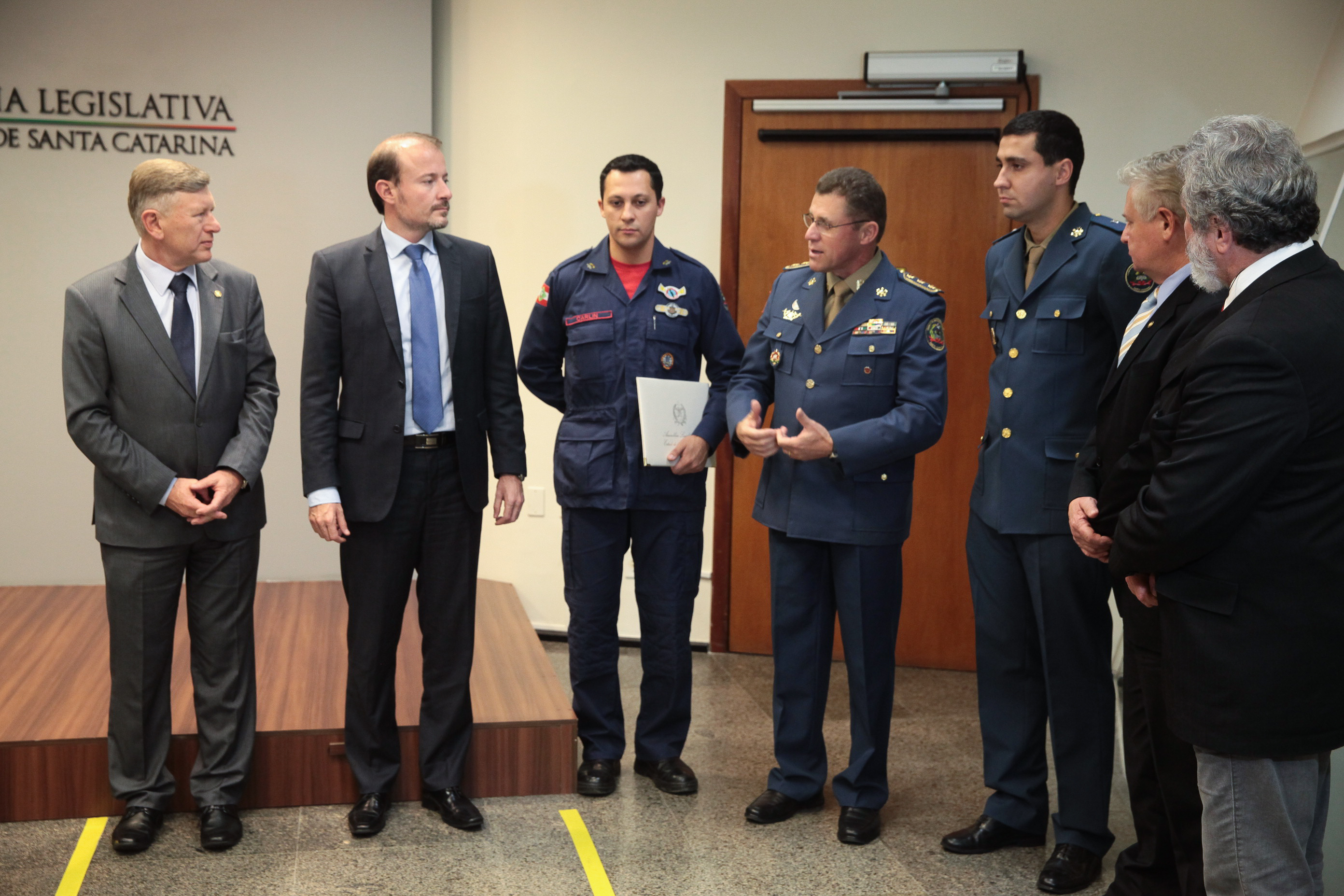 Bombeiros militares recebem moção de aplausos por realizar parto durante enchente em Rio do Sul.