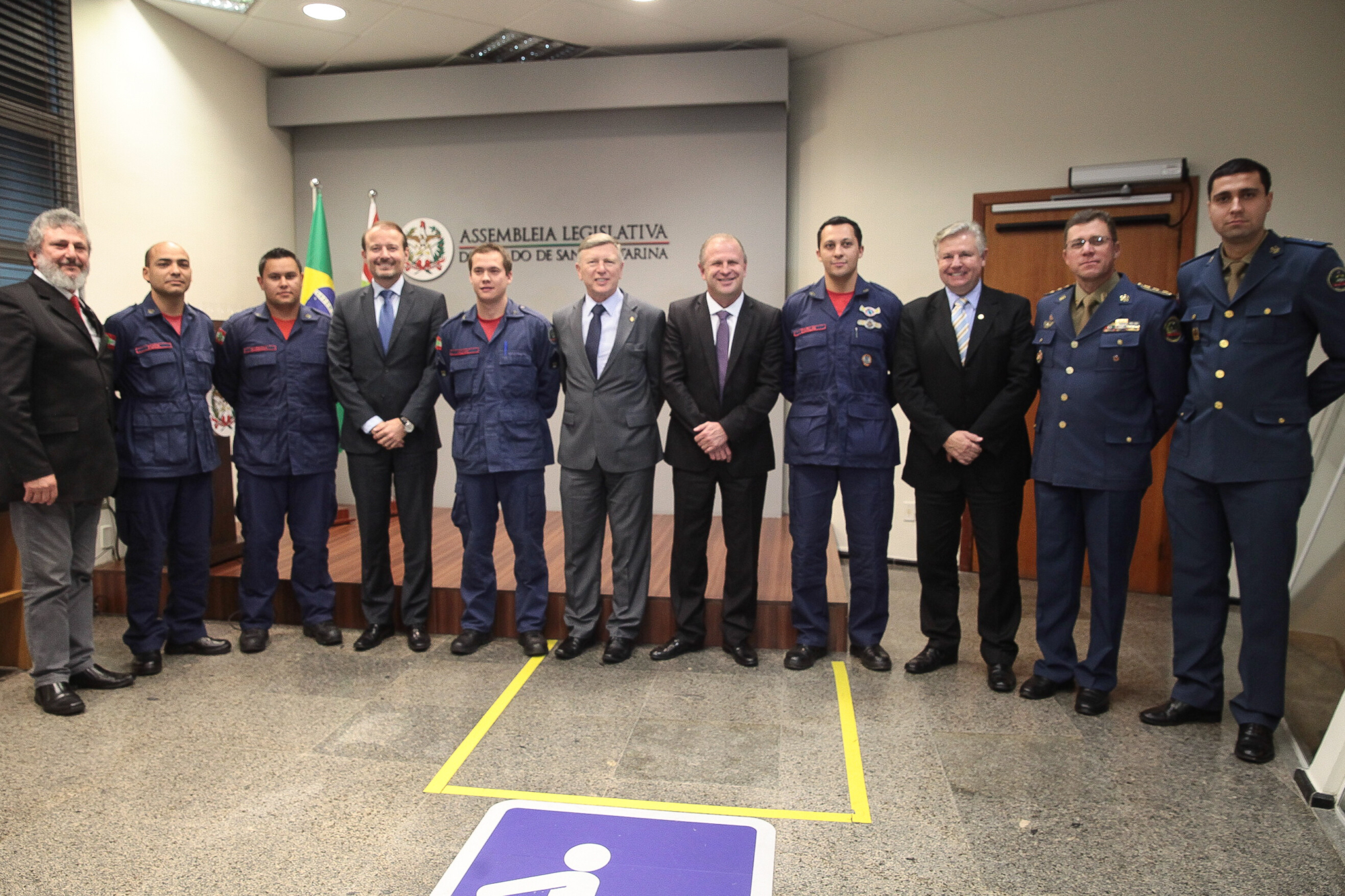 Bombeiros que atuaram em parto nas cheias de Rio do Sul são homenageados