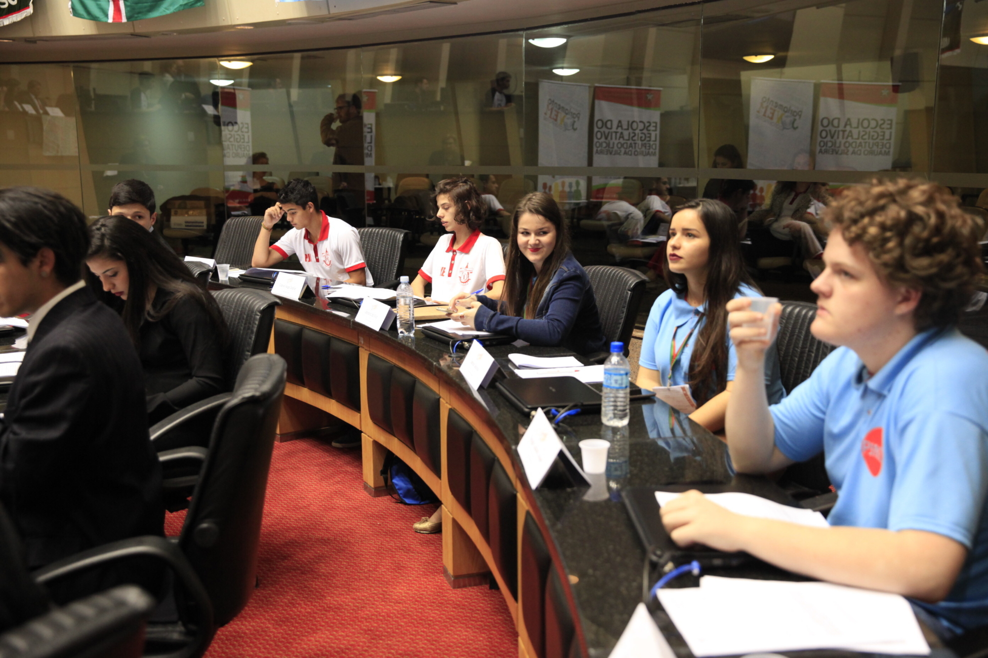 Quarenta estudantes de SC vivem rotina de deputados na Assembleia