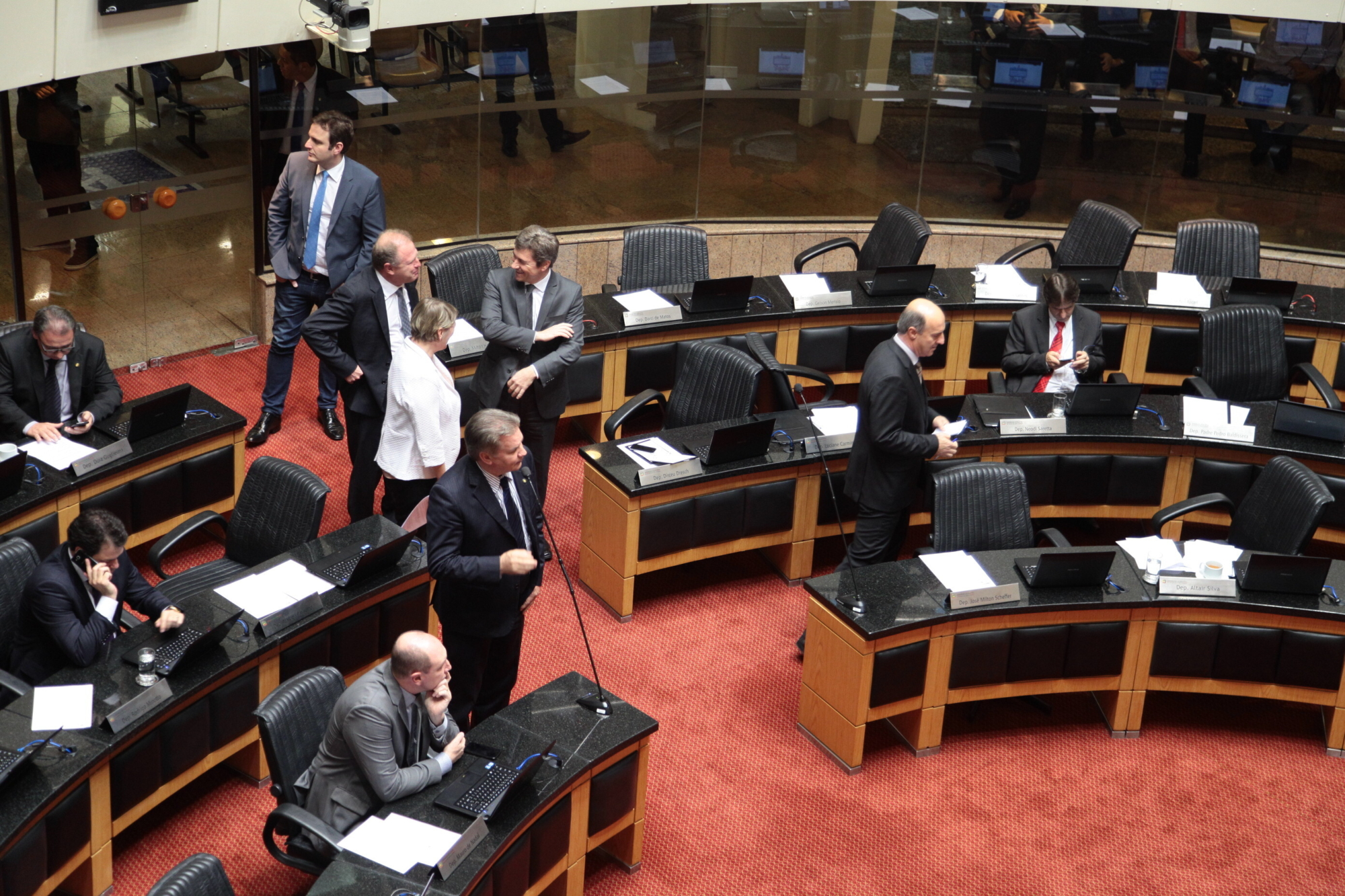 Deputados cobram recuperação de escola e de rodovias