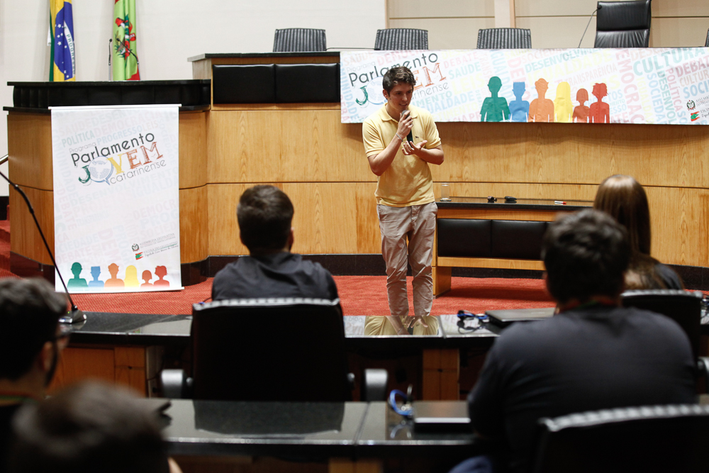 Parlamento Jovem. Palestra com Israel Rocha.