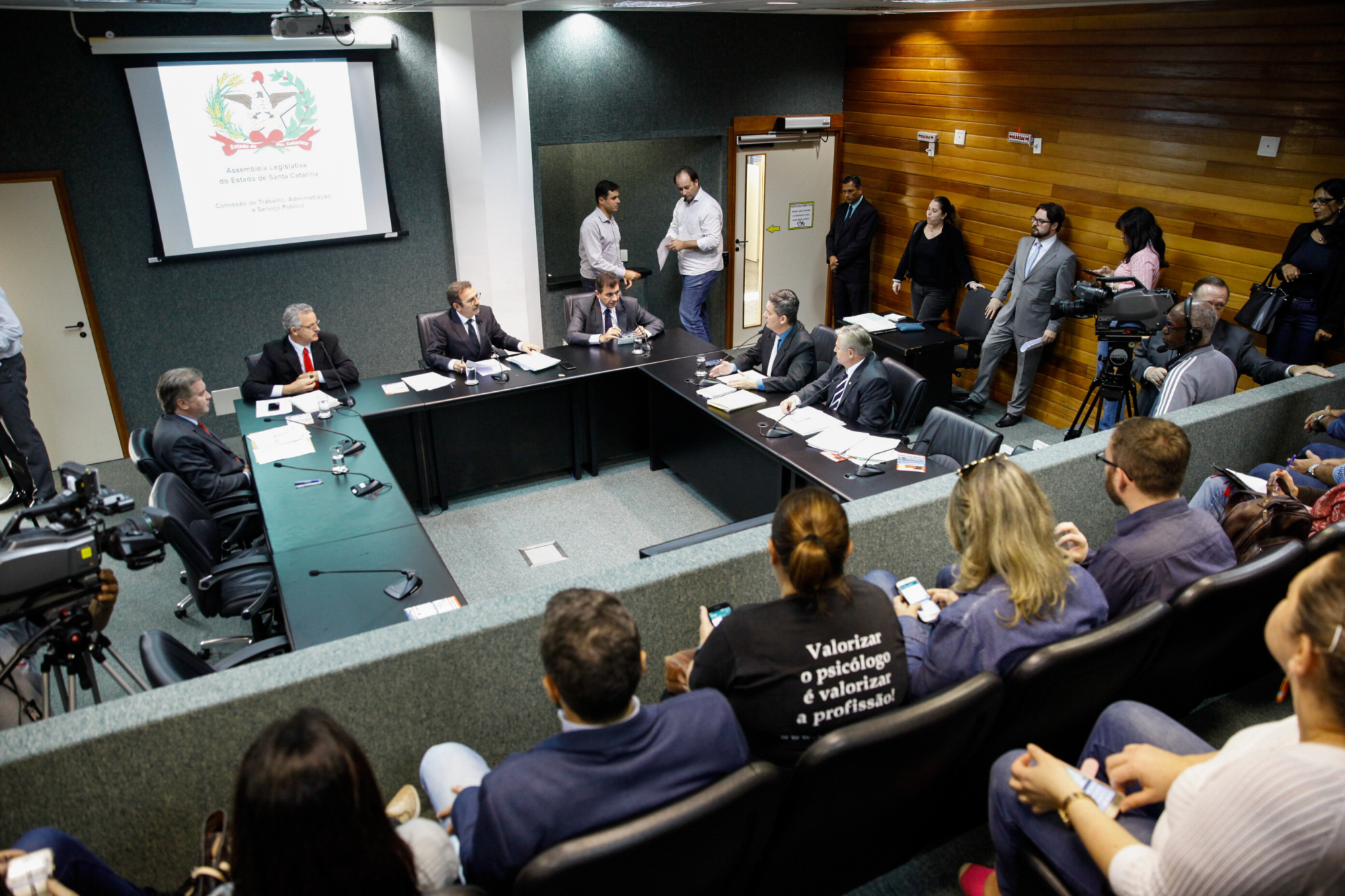 Projeto que extingue Codesc e Cohab recebe nova emenda