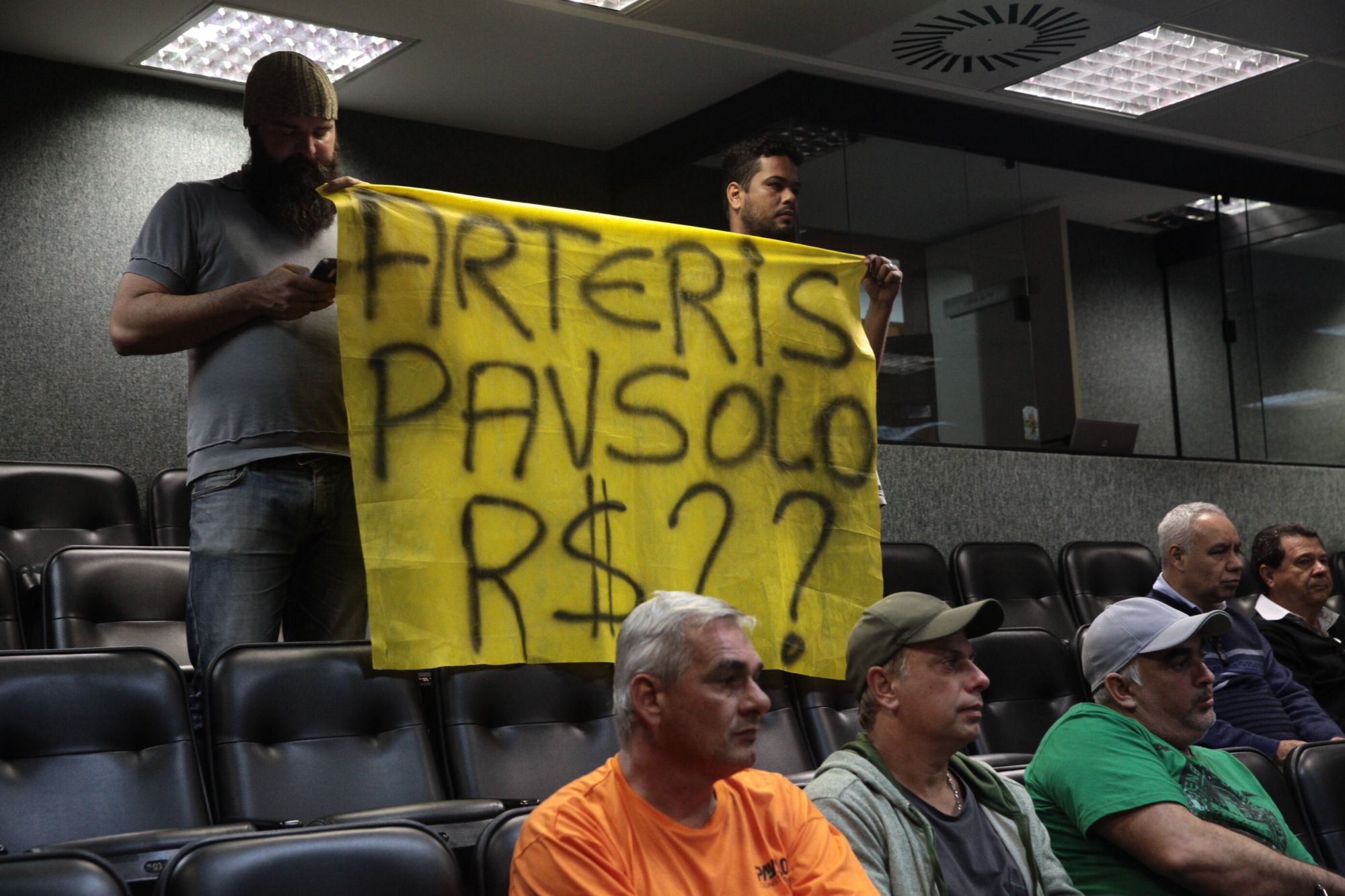 Trabalhadores protestaram contra atraso no pagamento dos serviços das obras do Contorno Viário da Grande Florianópolis