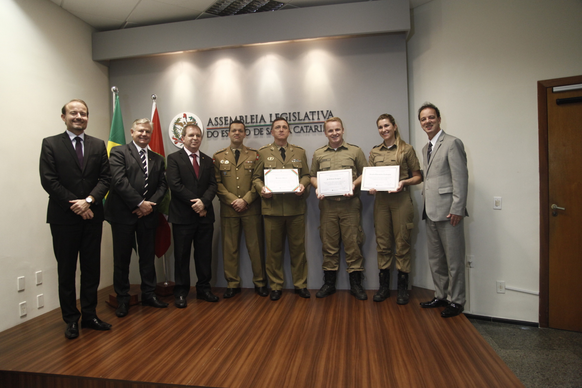 Deputados concedem moção de bravura e aplausos a policiais militares