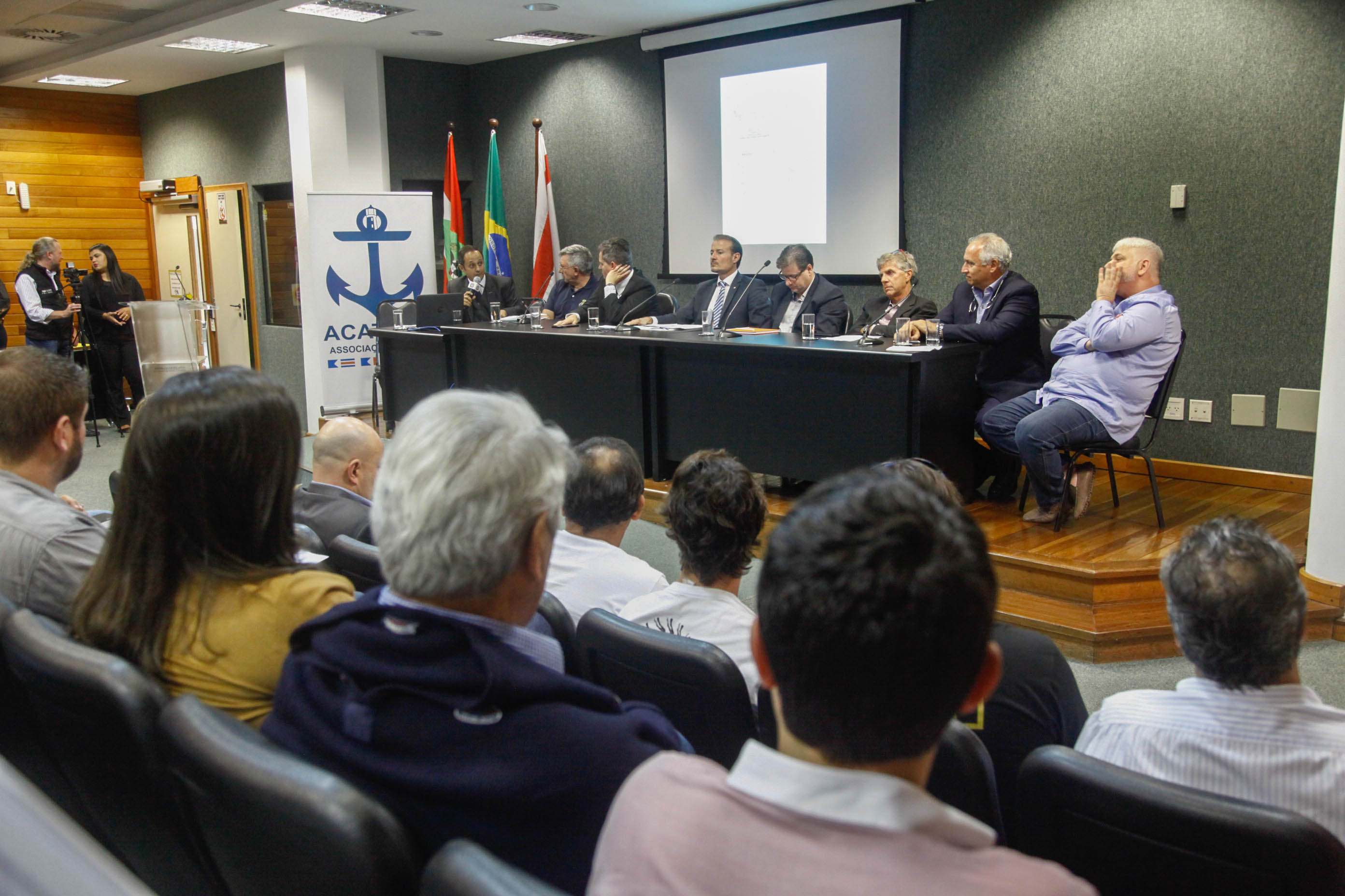 Frente Parlamentar para o Desenvolvimento do Setor Náutico.