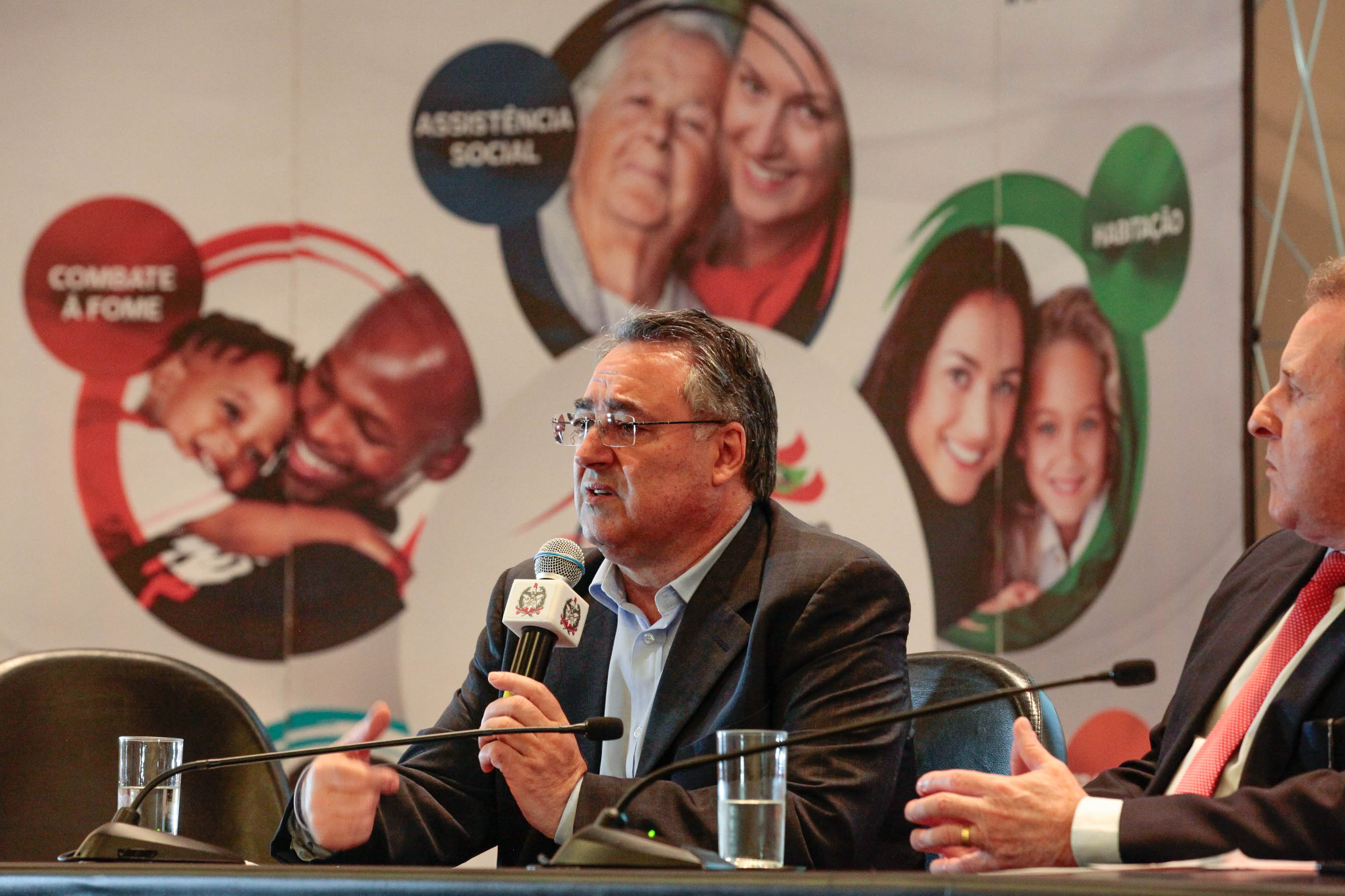 Governador Raimundo Colombo (PSD). Capacitação sobre Regulamentação Fundiária em Santa Catarina.