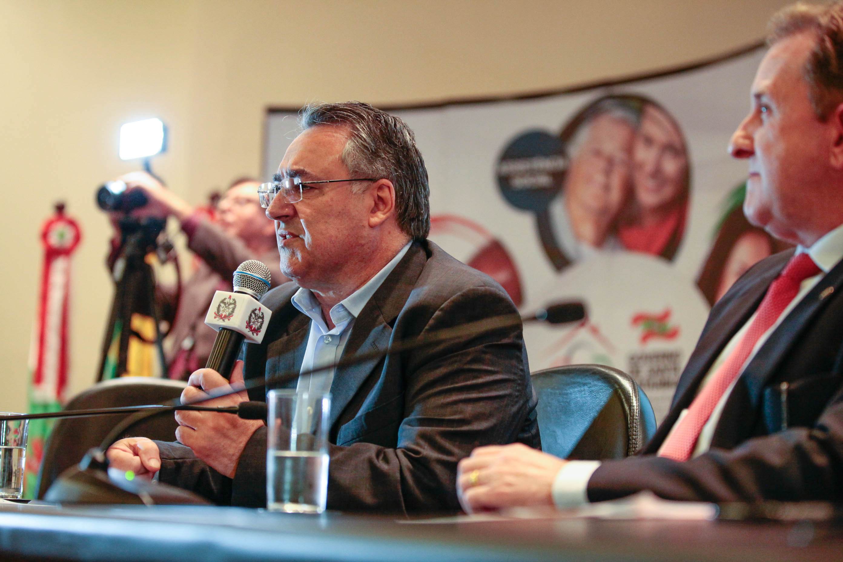 Governador Raimundo Colombo (PSD). Capacitação sobre Regulamentação Fundiária em Santa Catarina.
