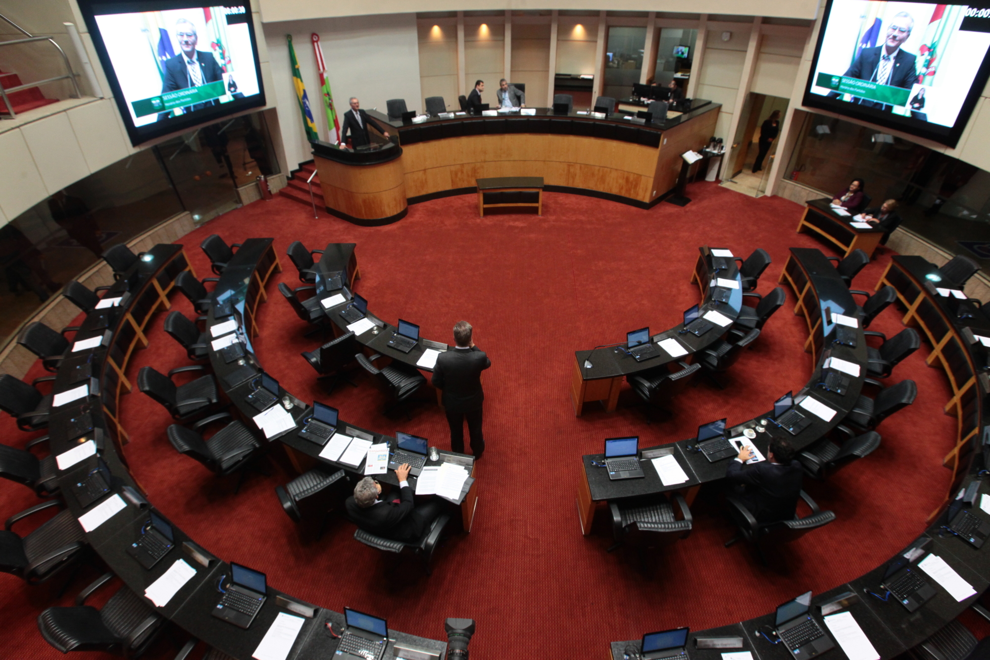 Bancada feminina articula proteção para crianças que viram o pai matar a mãe