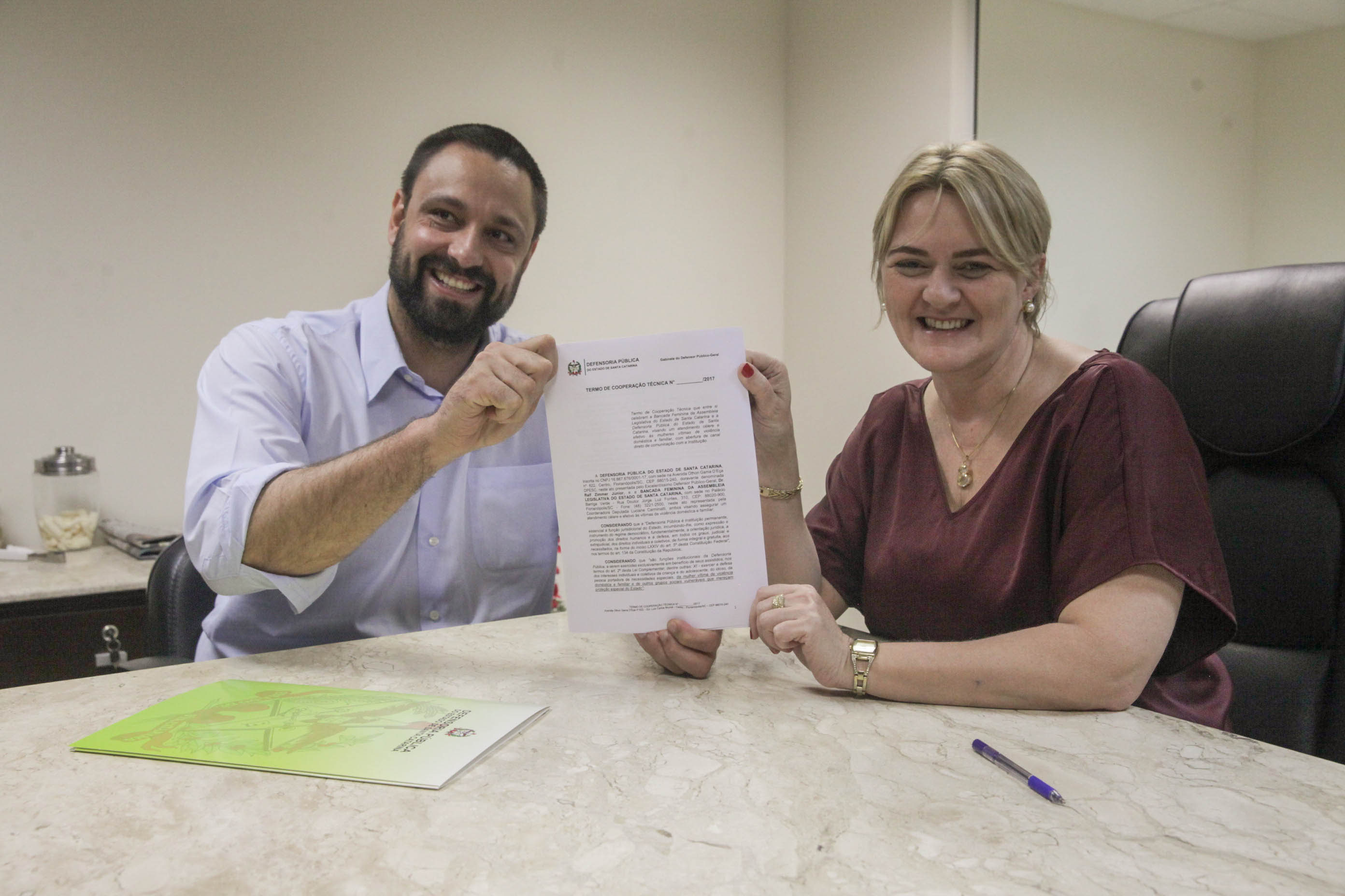 Coordenadora da Bancada Feminina, Deputada Luciane Carminatti, e o Defensor Público Geral do Estado, Ralf Zimmer Júnior.