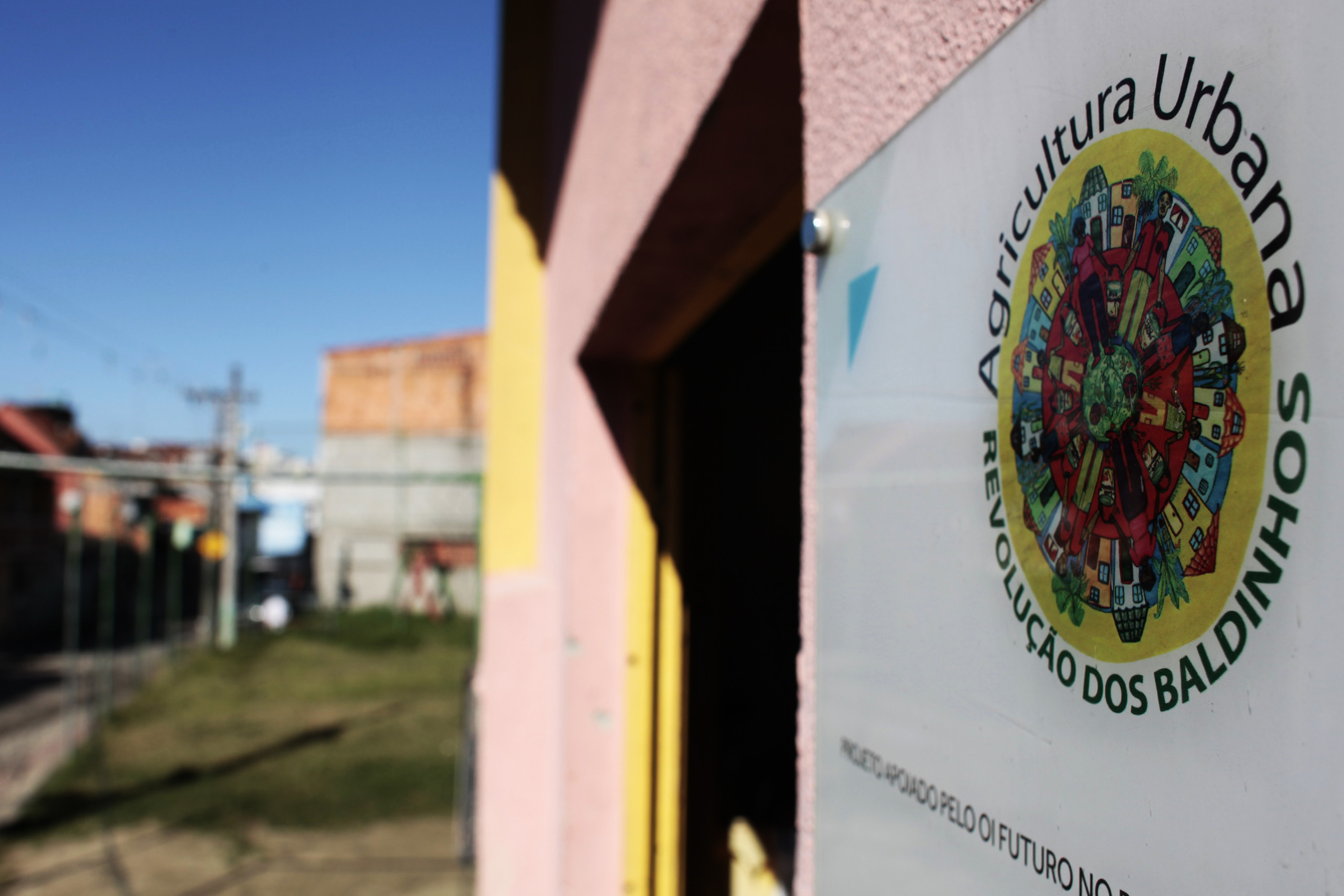 Gestores do Sokhrates apresentam o aplicativo ao Projeto Revolução dos Baldinhos da Comunidade Chico Mendes em Florianópolis.