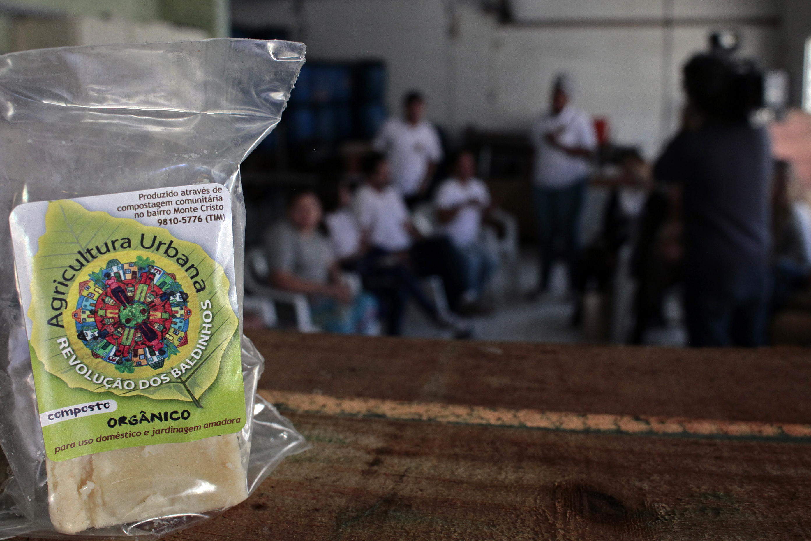 Gestores do Sokhrates apresentam o aplicativo ao Projeto Revolução dos Baldinhos da Comunidade Chico Mendes em Florianópolis.