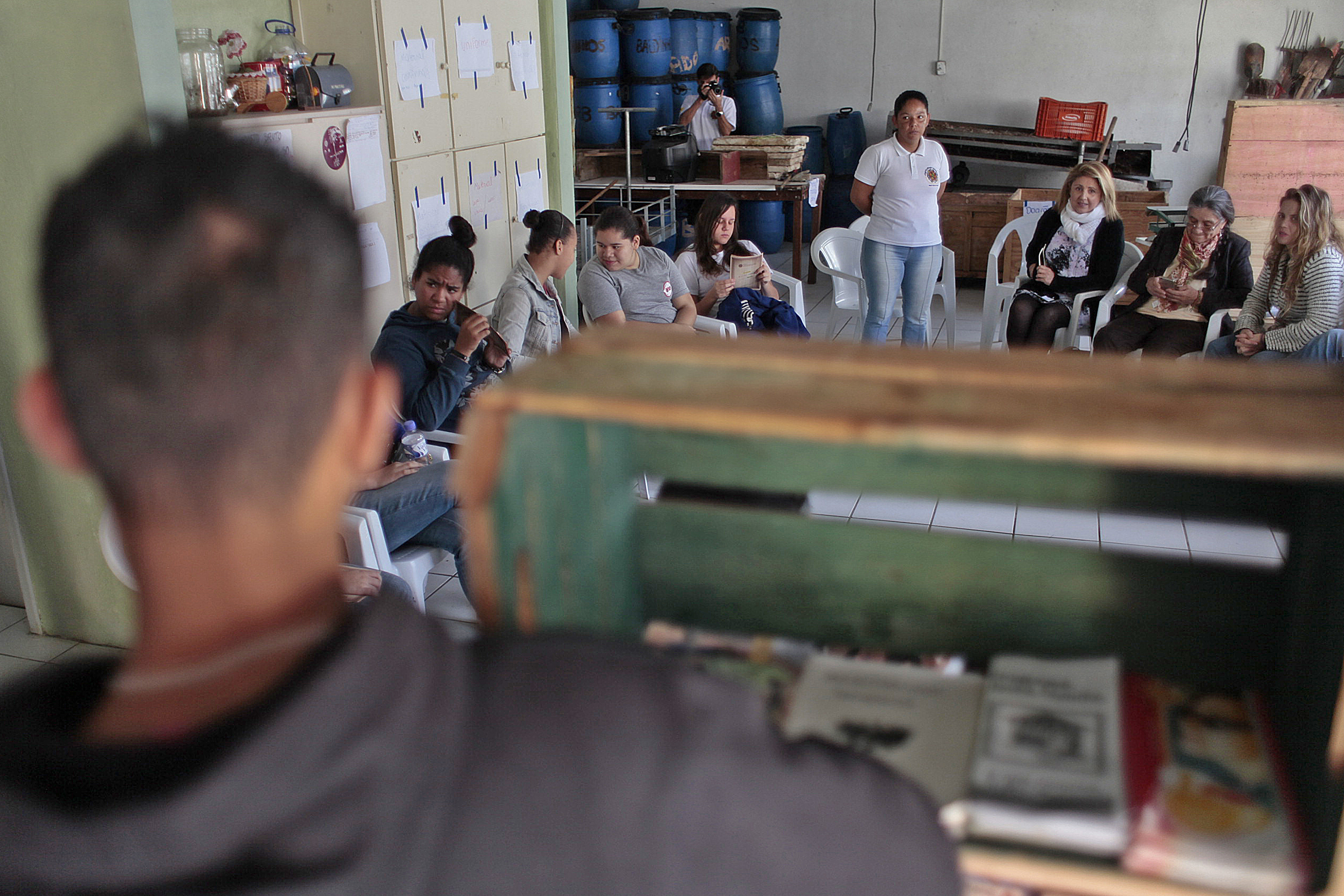 Gestores do Sokhrates apresentam o aplicativo ao Projeto Revolução dos Baldinhos da Comunidade Chico Mendes em Florianópolis.