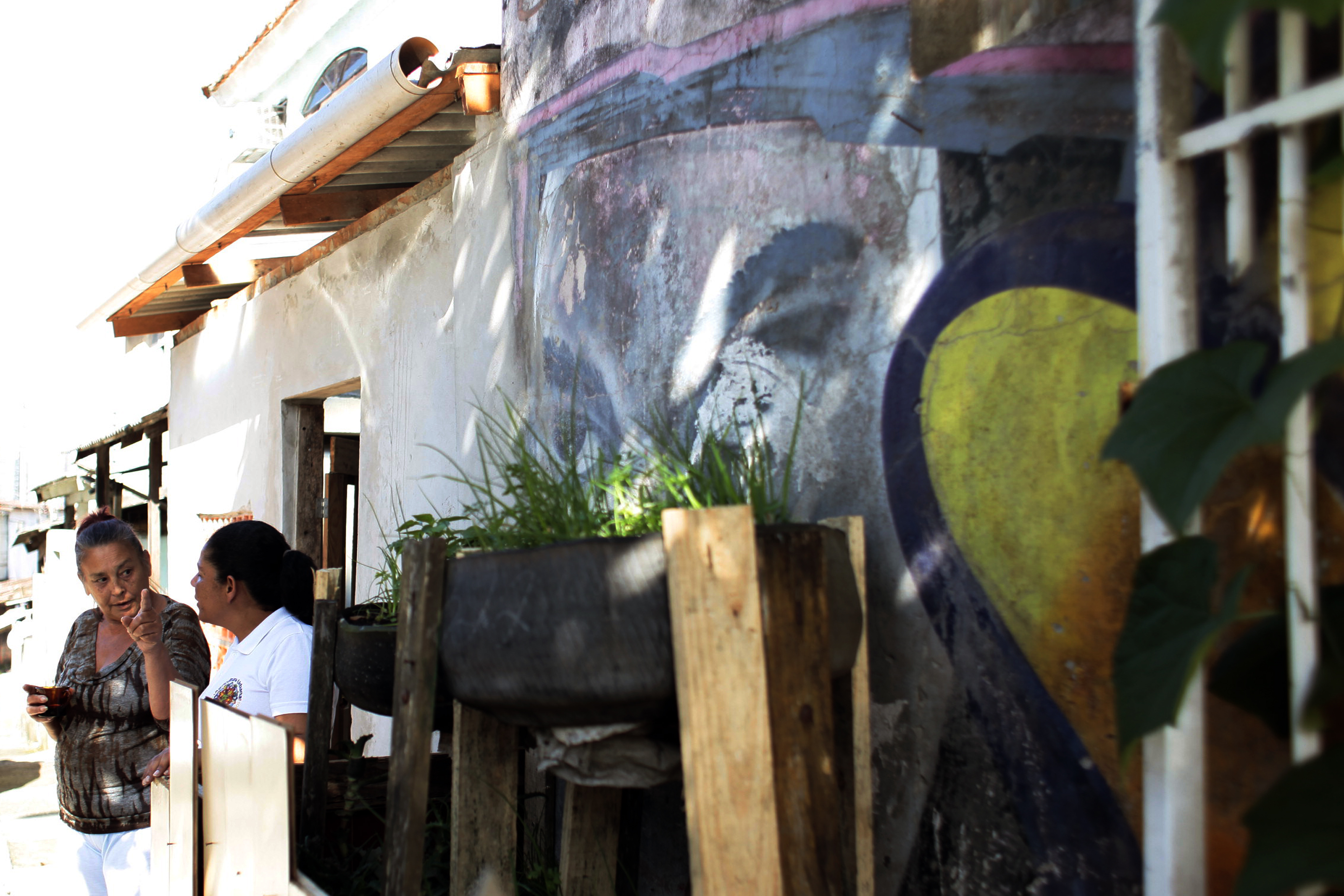 Gestores do Sokhrates apresentam o aplicativo ao Projeto Revolução dos Baldinhos da Comunidade Chico Mendes em Florianópolis.