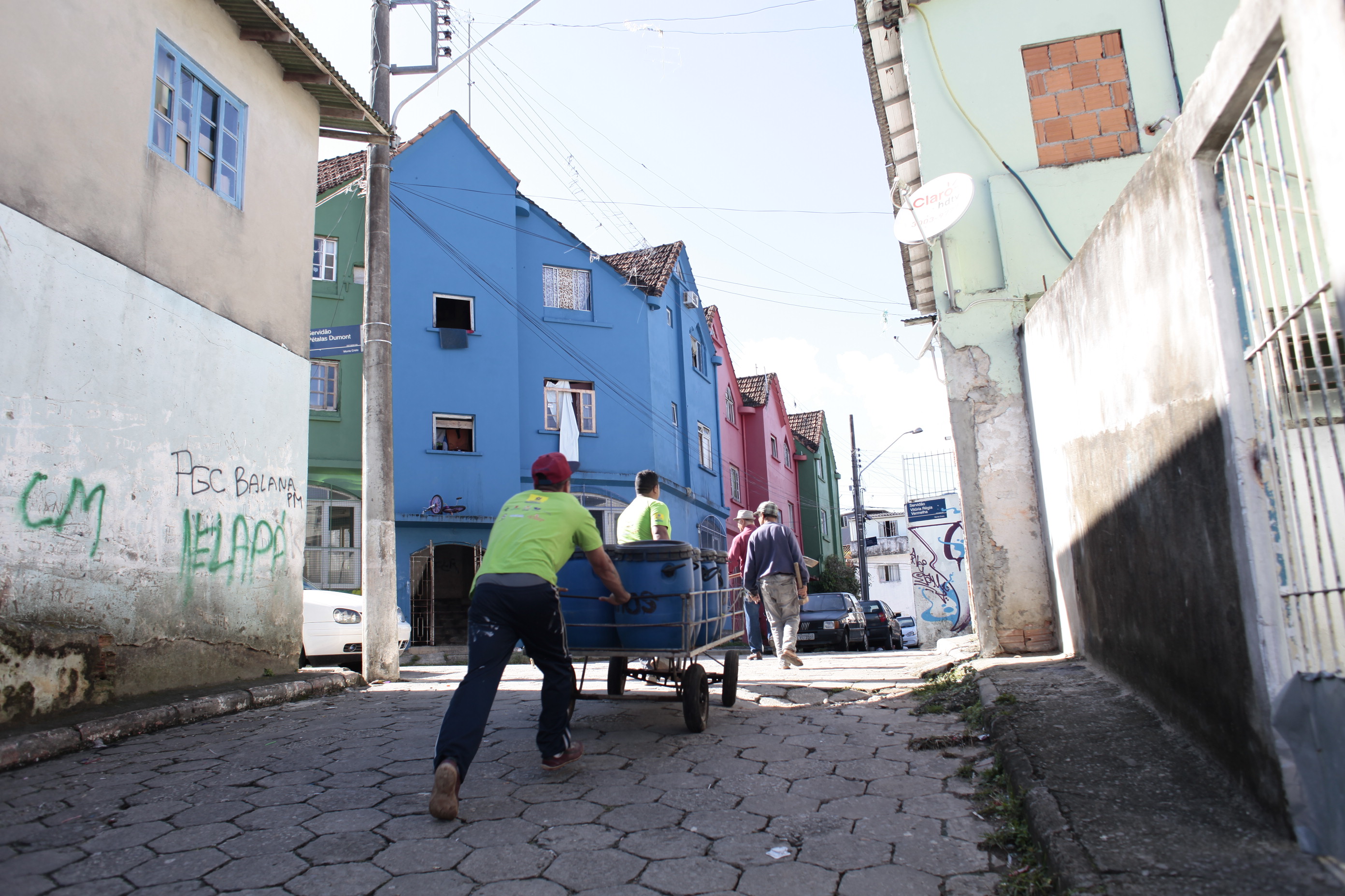 Gestores do Sokhrates apresentam o aplicativo ao Projeto Revolução dos Baldinhos da Comunidade Chico Mendes em Florianópolis.