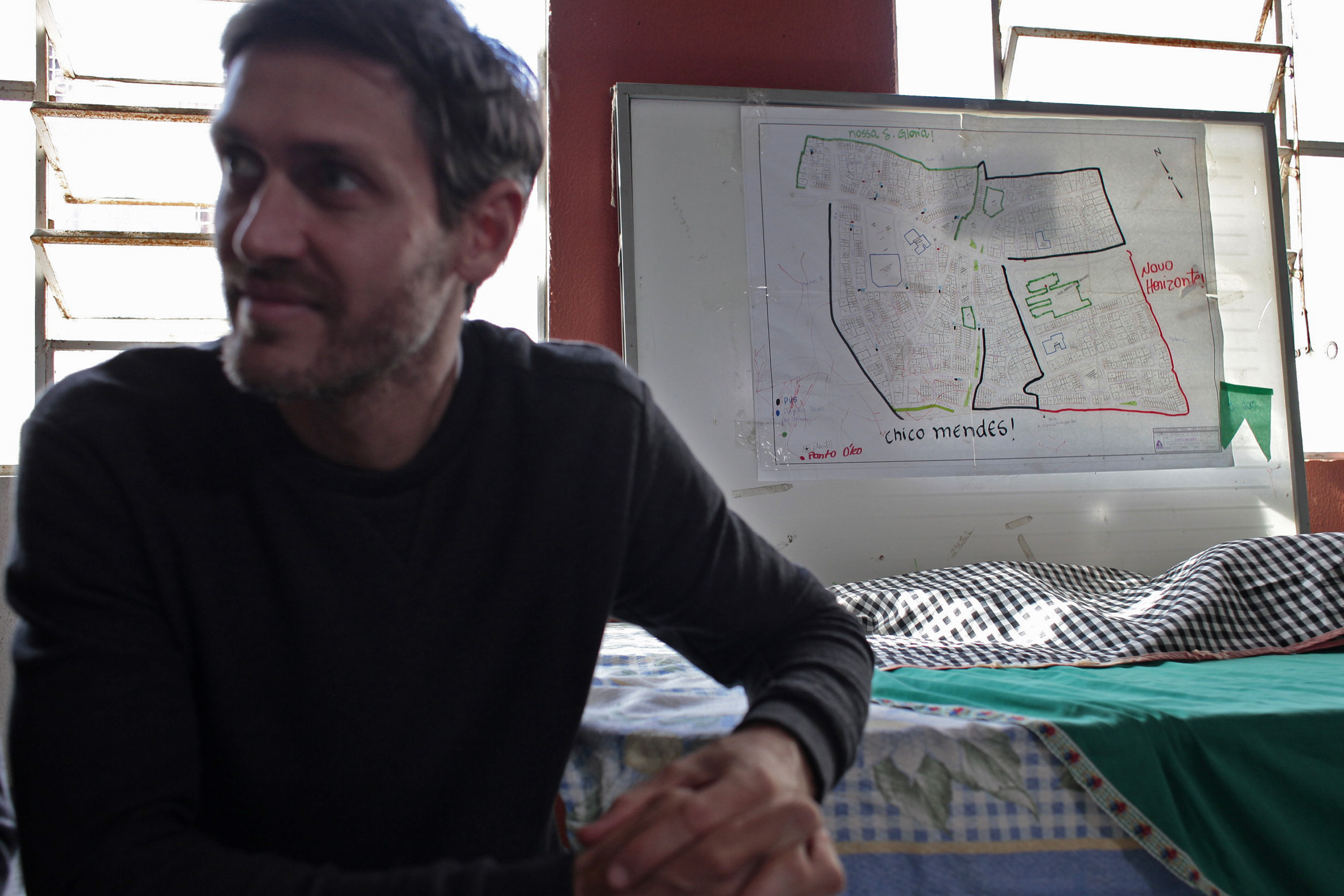 Gestores do Sokhrates apresentam o aplicativo ao Projeto Revolução dos Baldinhos da Comunidade Chico Mendes em Florianópolis.