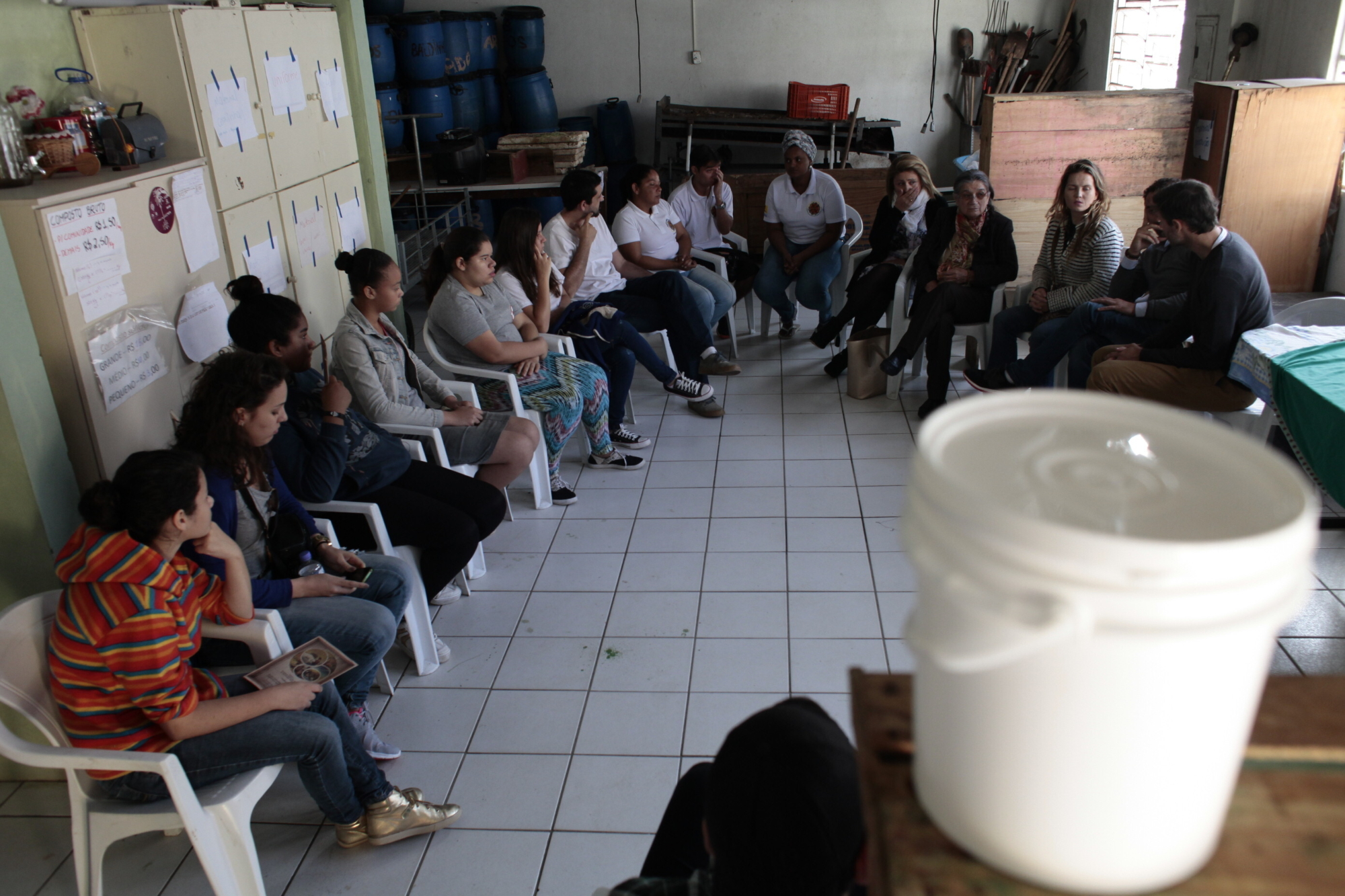 Gestores do Sokhrates apresentam o aplicativo ao projeto Revolução dos Baldinhos.