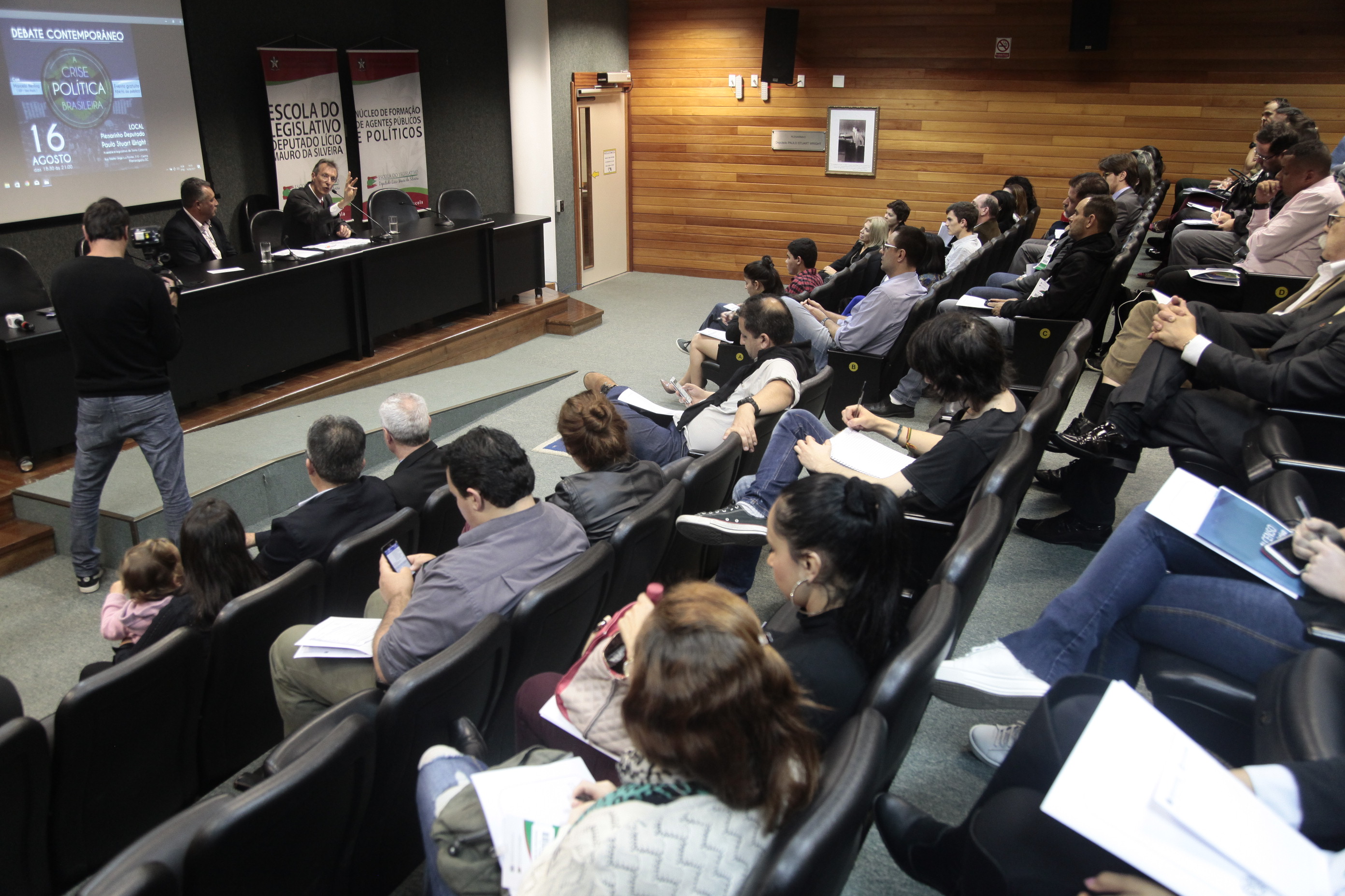 Debate Contemporâneo A Crise Política no Brasil - Marcelo Nerling.