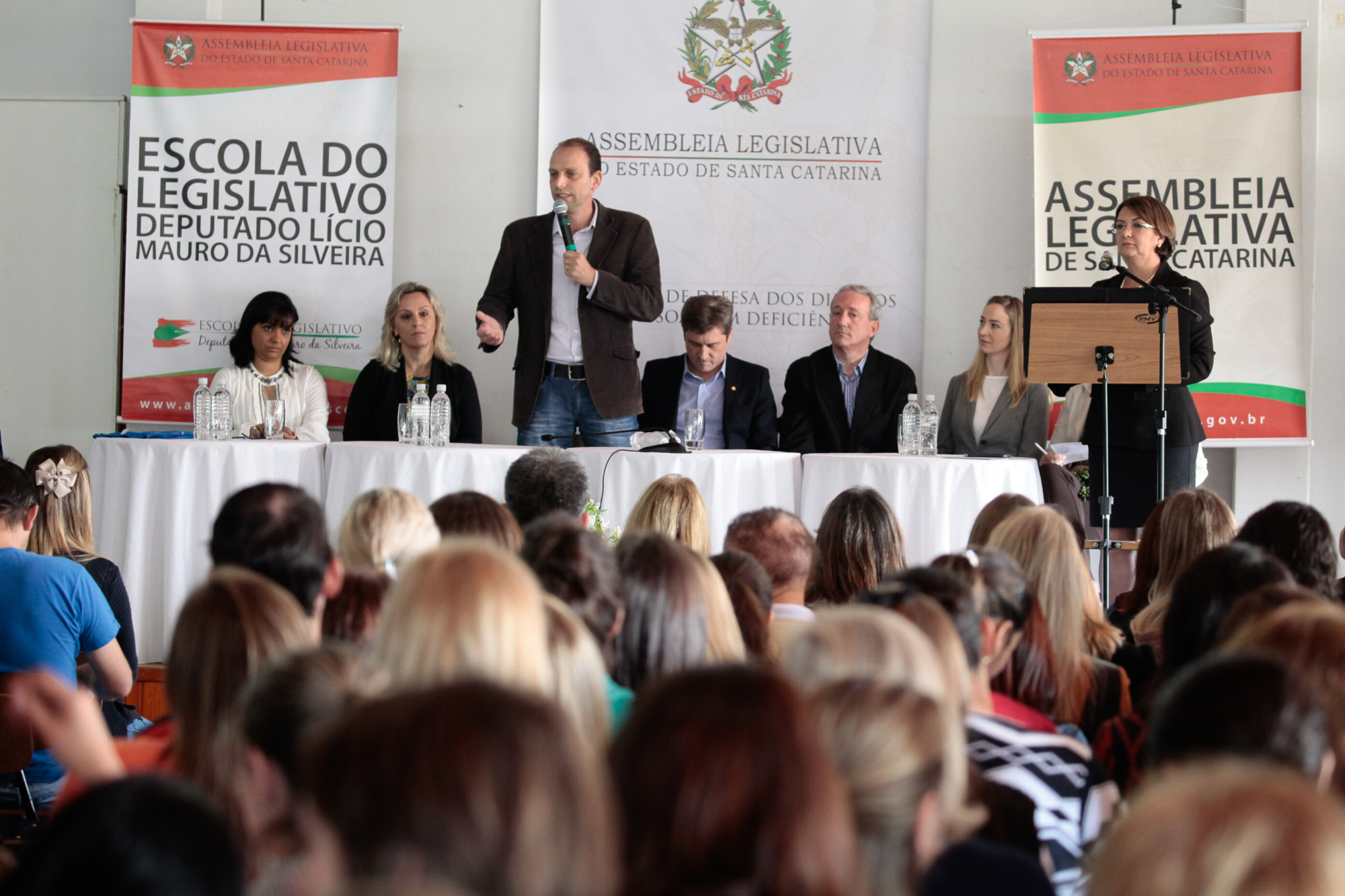 A capacitação foi acompanhada por lideranças políticas, representantes de órgãos públicos e de entidades sociais da região.