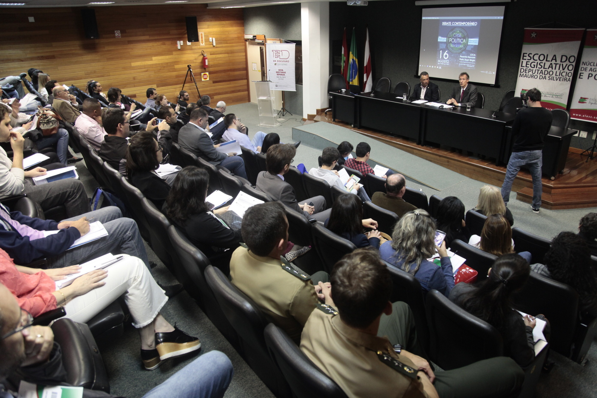 Evento debate riscos e desafios trazidos pela crise política