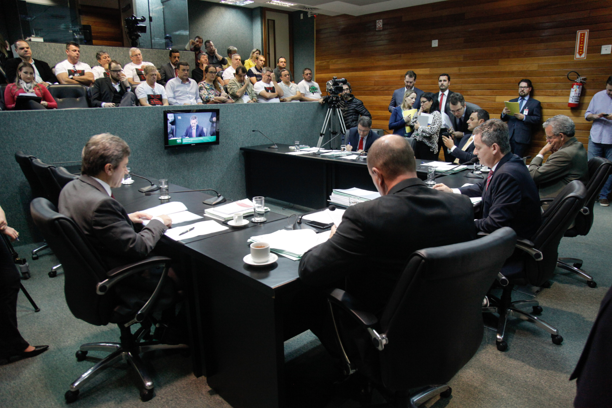 PLC autoriza Estado e municípios a usar depósitos judiciais para pagar precatórios