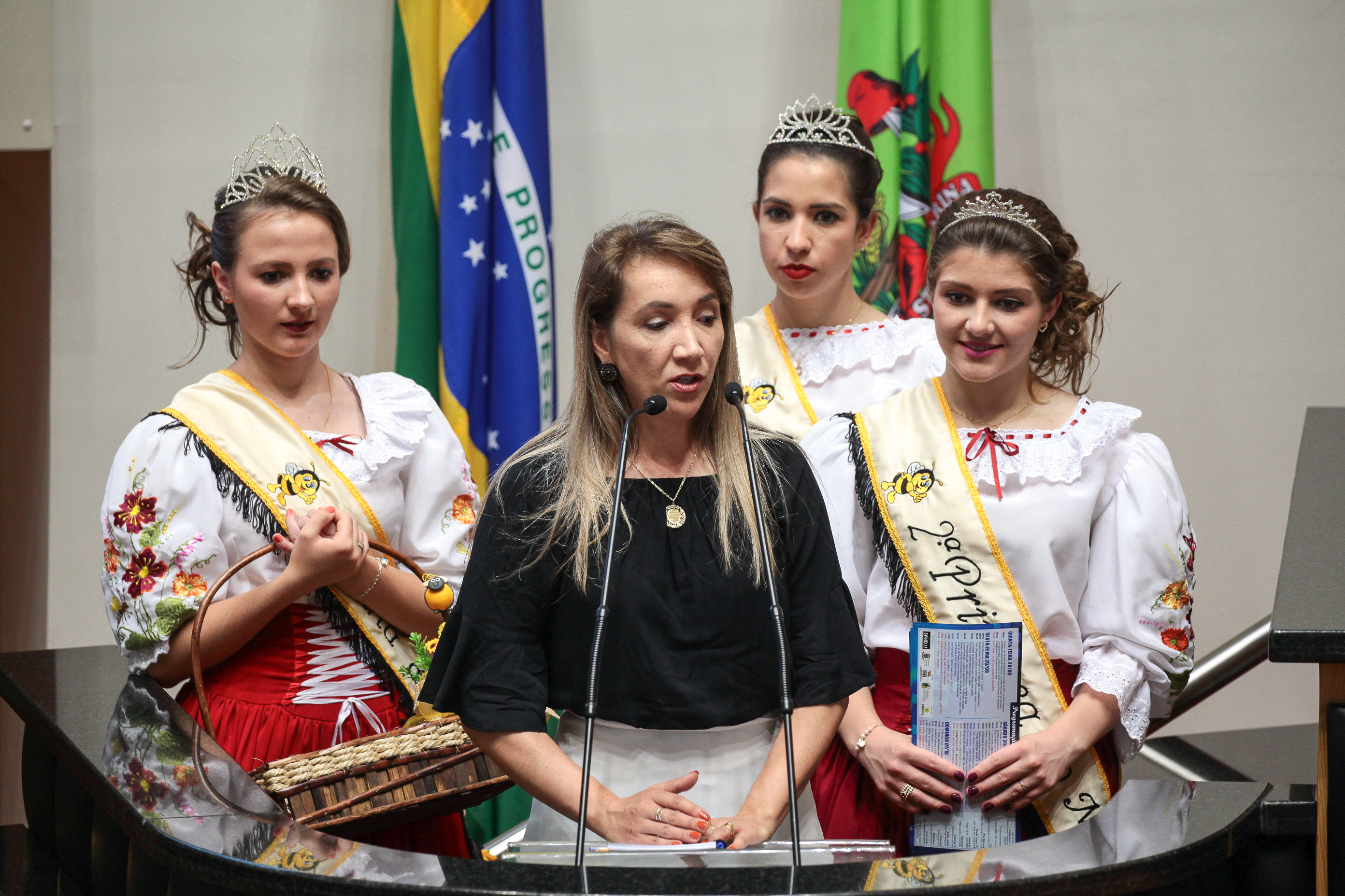 Prefeita de Santa Terezinha e princesas convidam para a Festa Regional do Mel 2017.