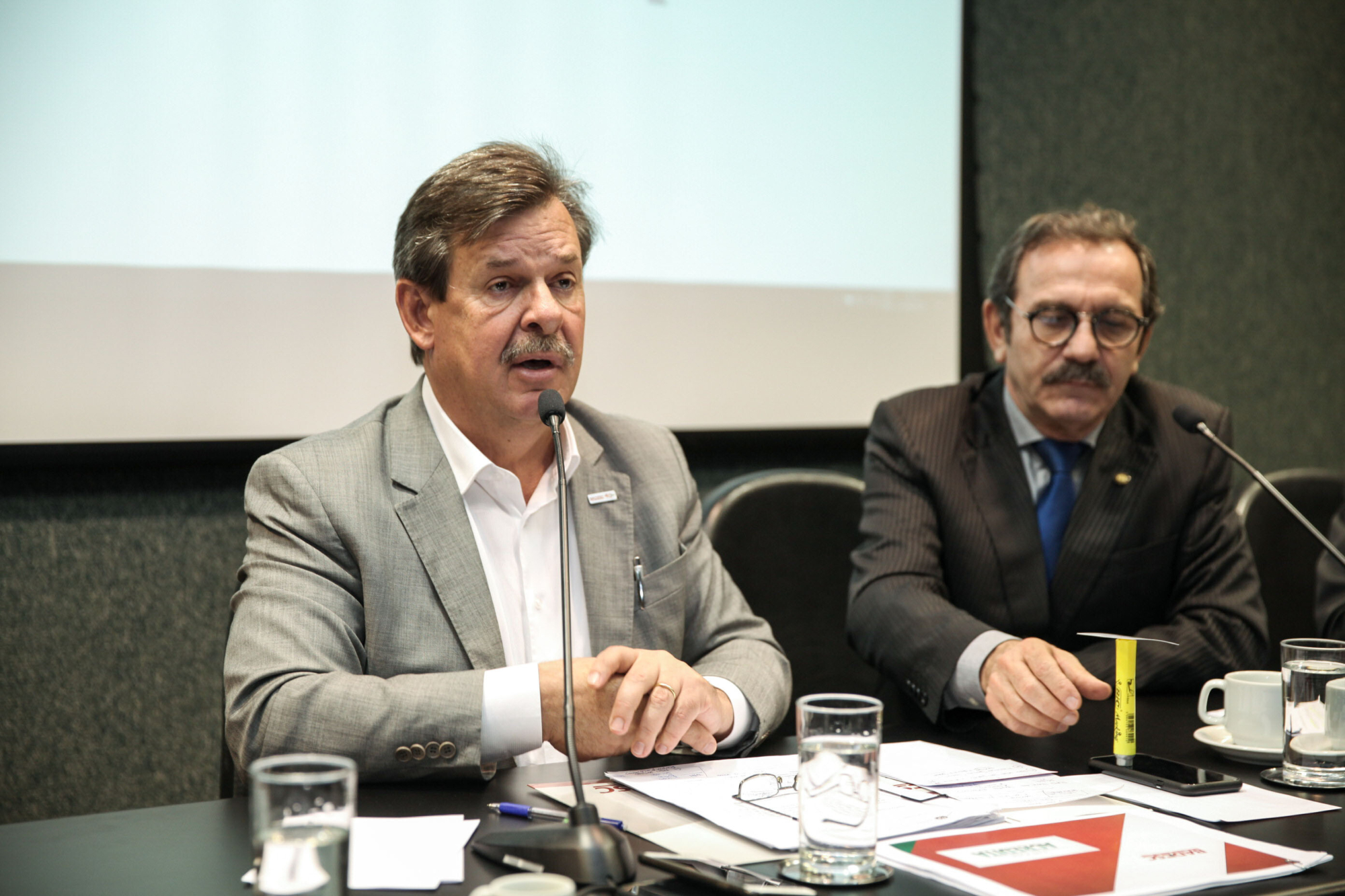 Presidente do Badesc, José Cláudio Caramori (à esquerda)