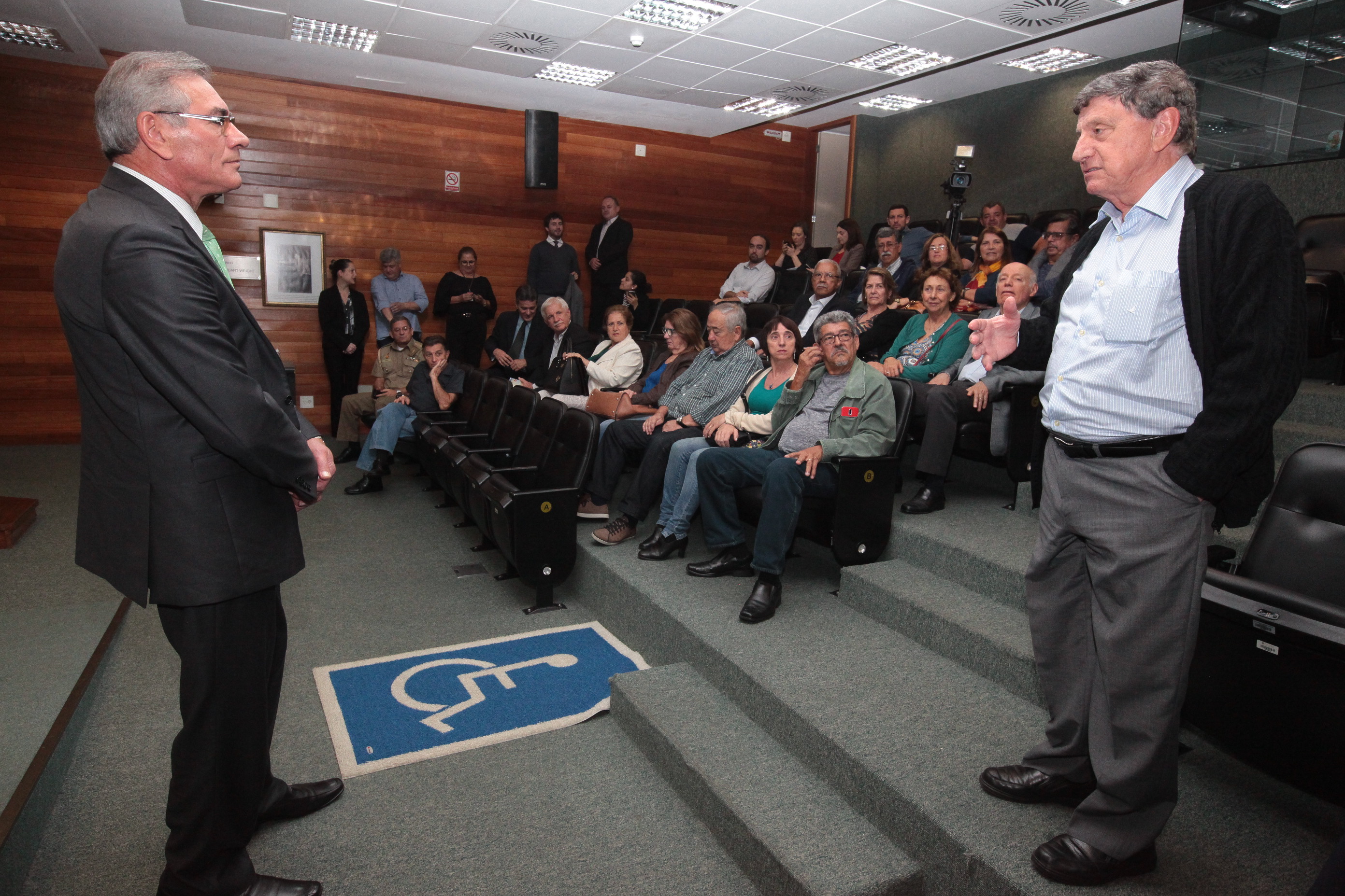 Oficiais da Marinha Visitam ALESC