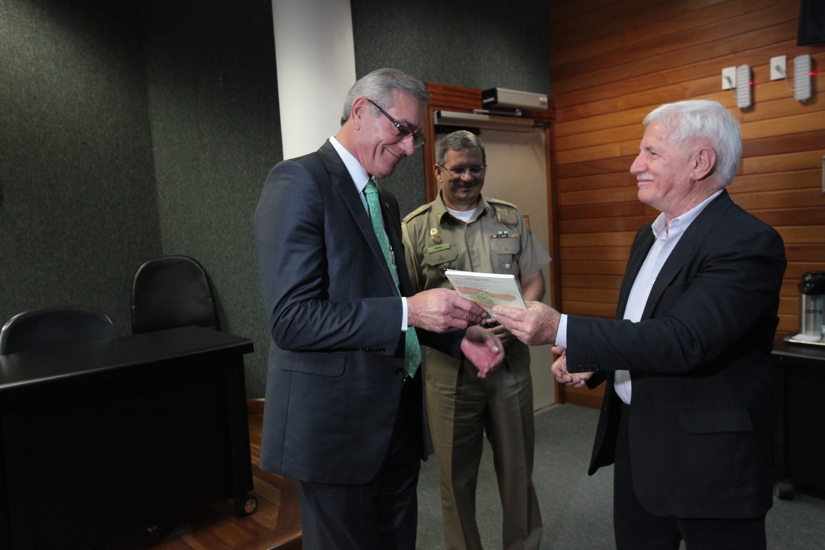 Oficiais da Marinha Visitam ALESC