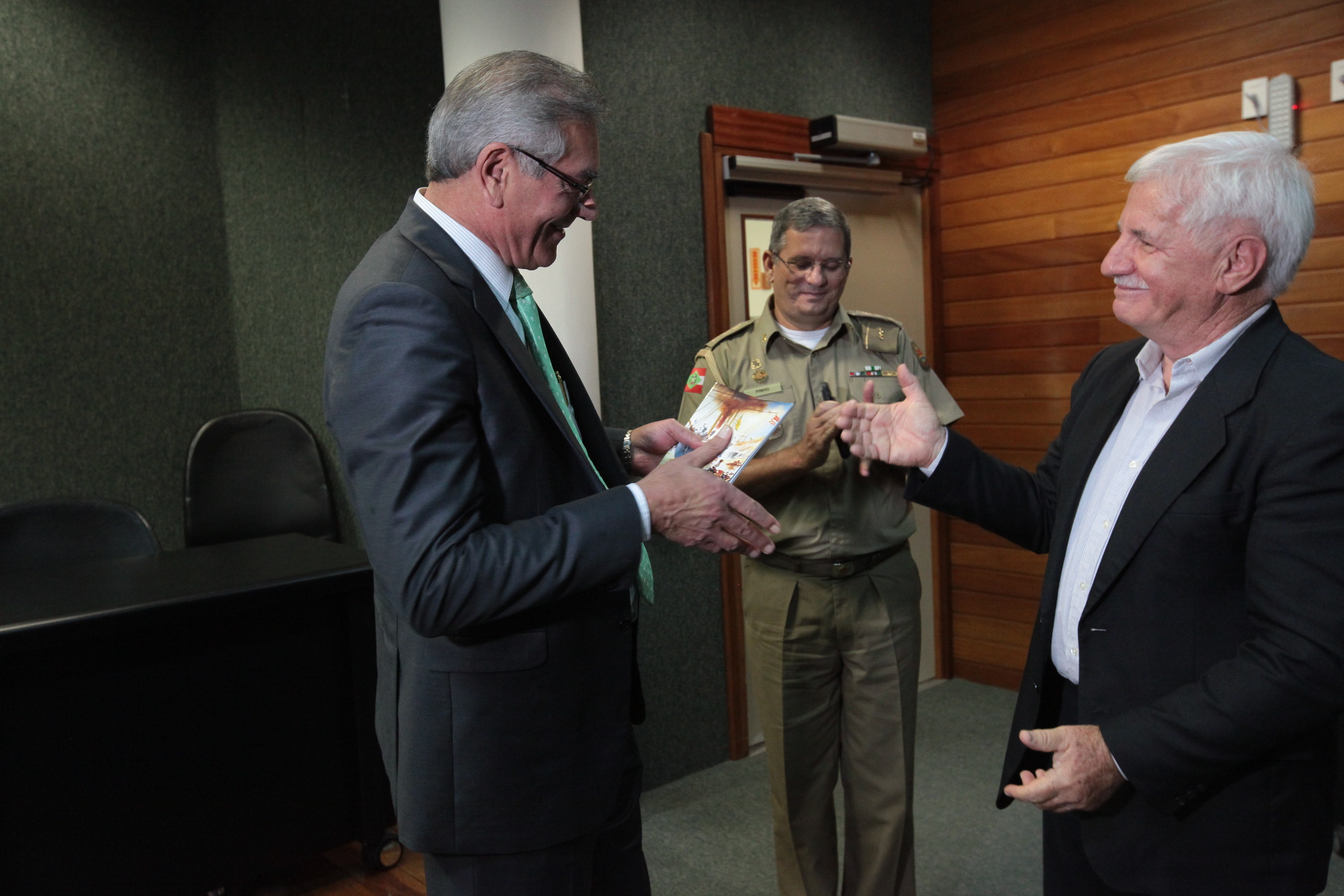 Oficiais da Marinha Visitam ALESC
