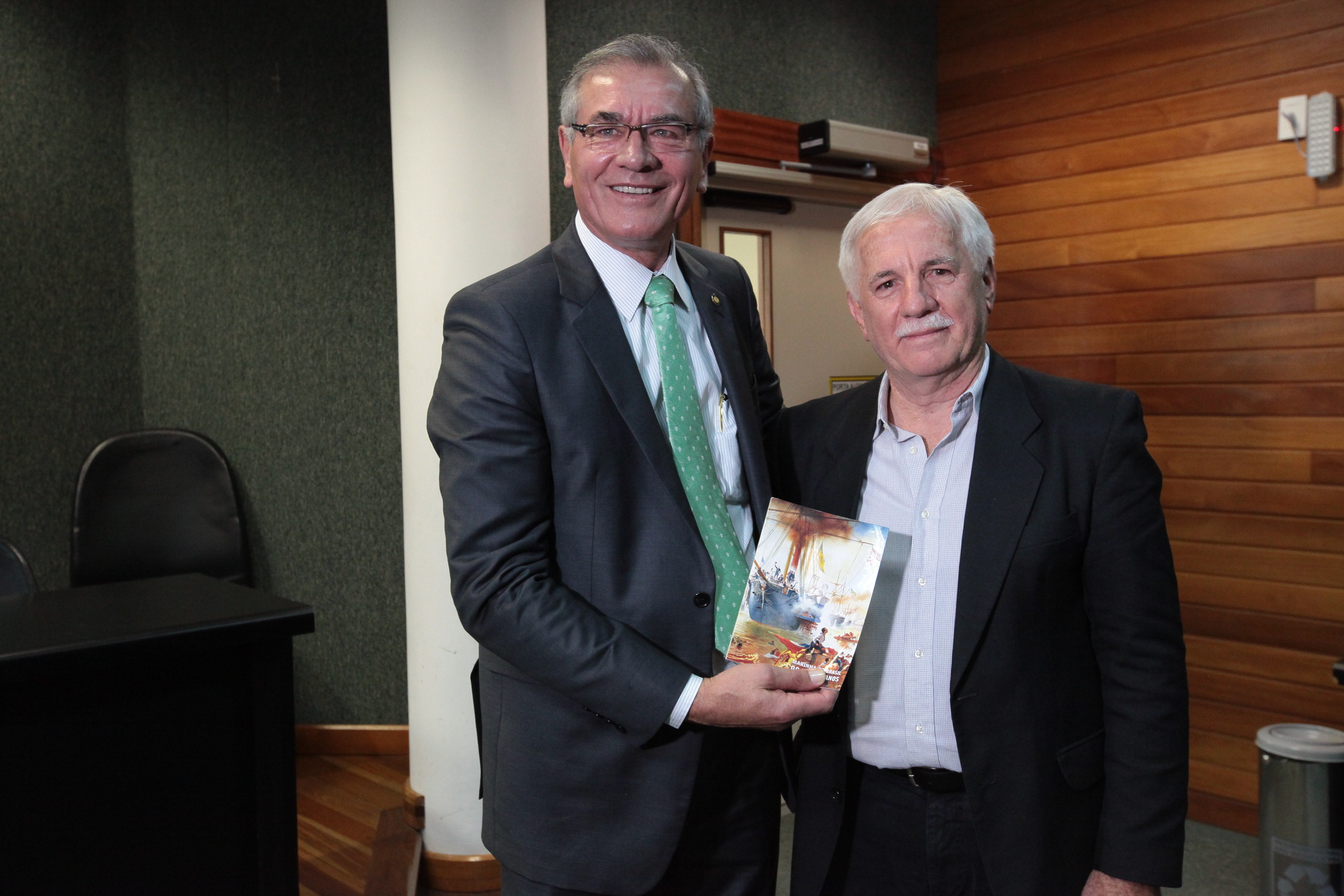Oficiais da Marinha Visitam ALESC