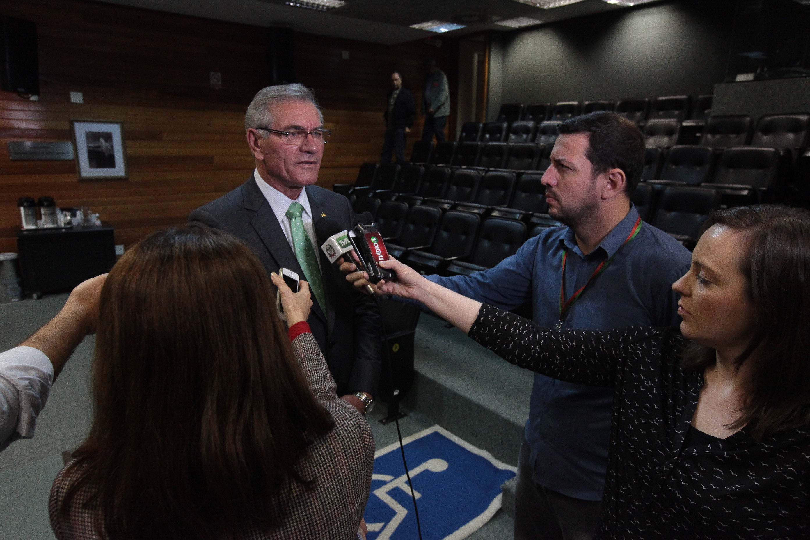 Oficiais da Marinha Visitam ALESC