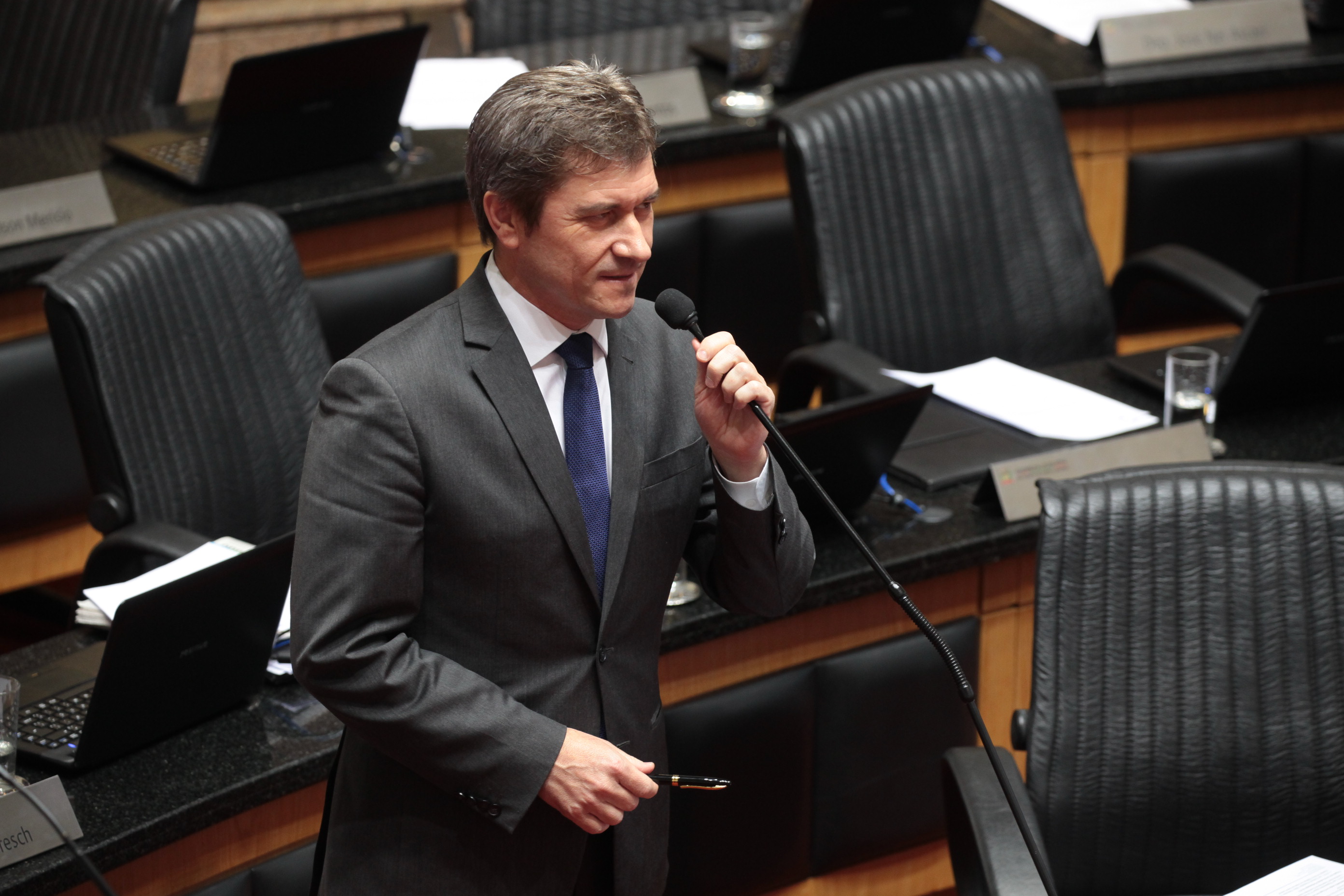 Plenário Osni Regis. Deputado José Nei Ascari (PSD)