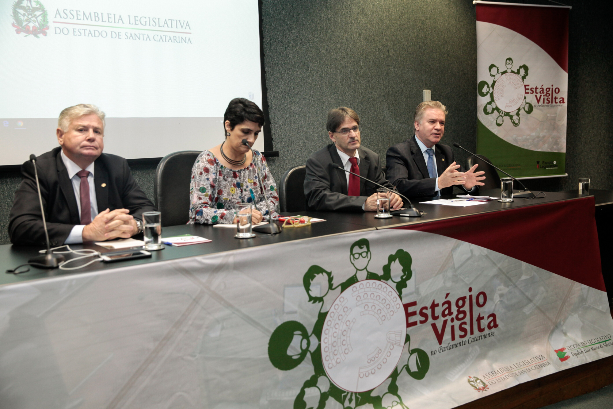 Universitários do programa estágio-visita participam de debate com deputados