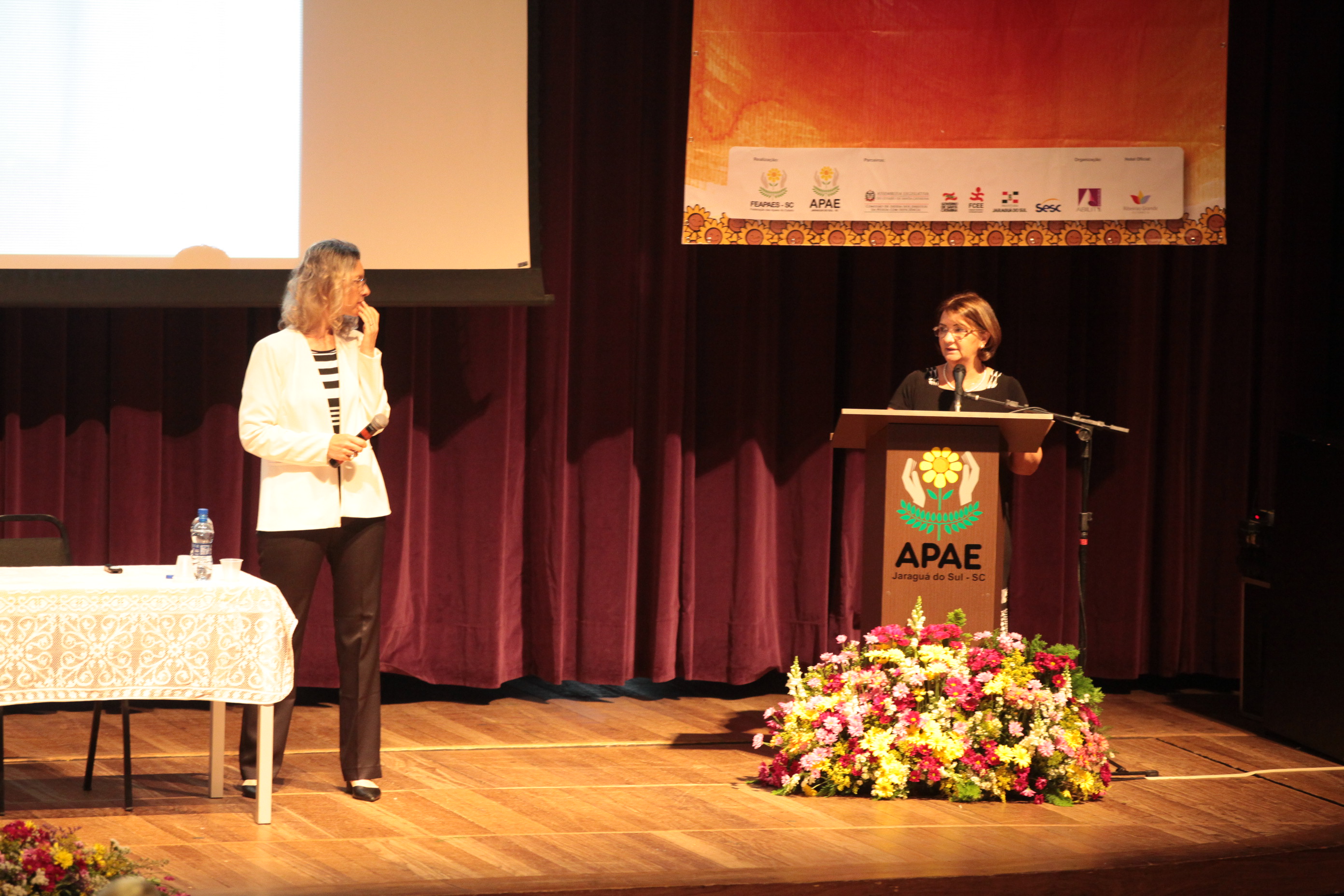 Encerramento do  XVI Congresso Estadual das APAEs de Santa Catarina. Caroline Kern.