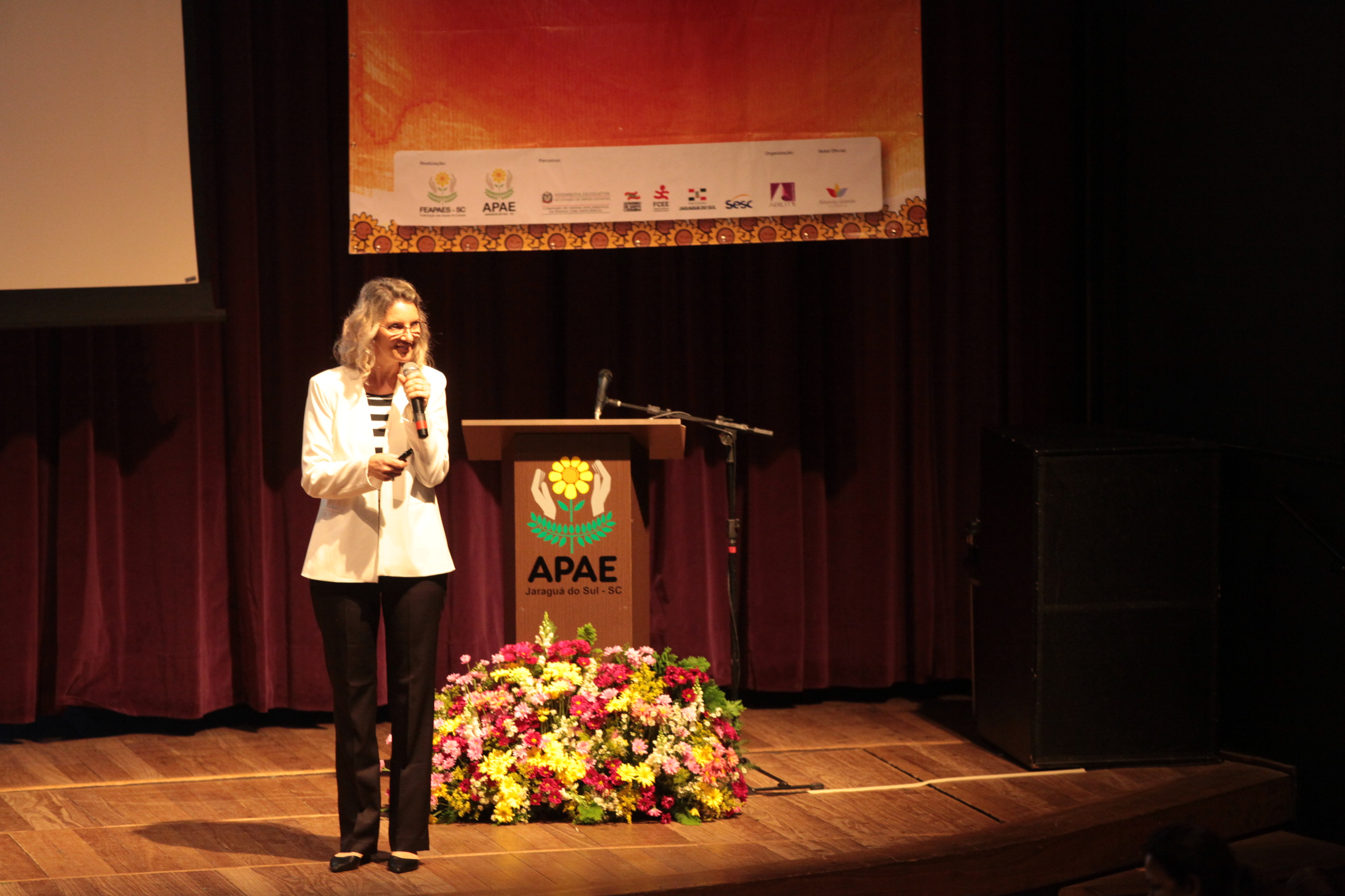 Encerramento do  XVI Congresso Estadual das APAEs de Santa Catarina. Caroline Kern.