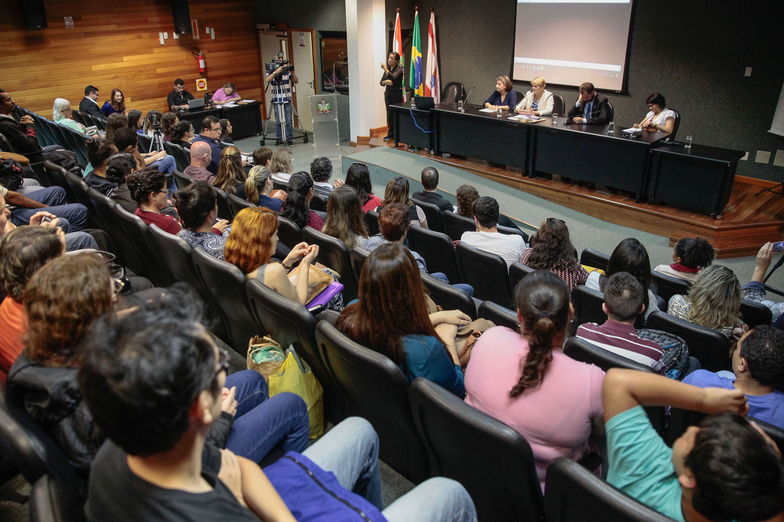 Audiência Pública sobre Acessibilidade no Atendimento ao Cidadão Surdo pela Língua Brasileira de Sinais.